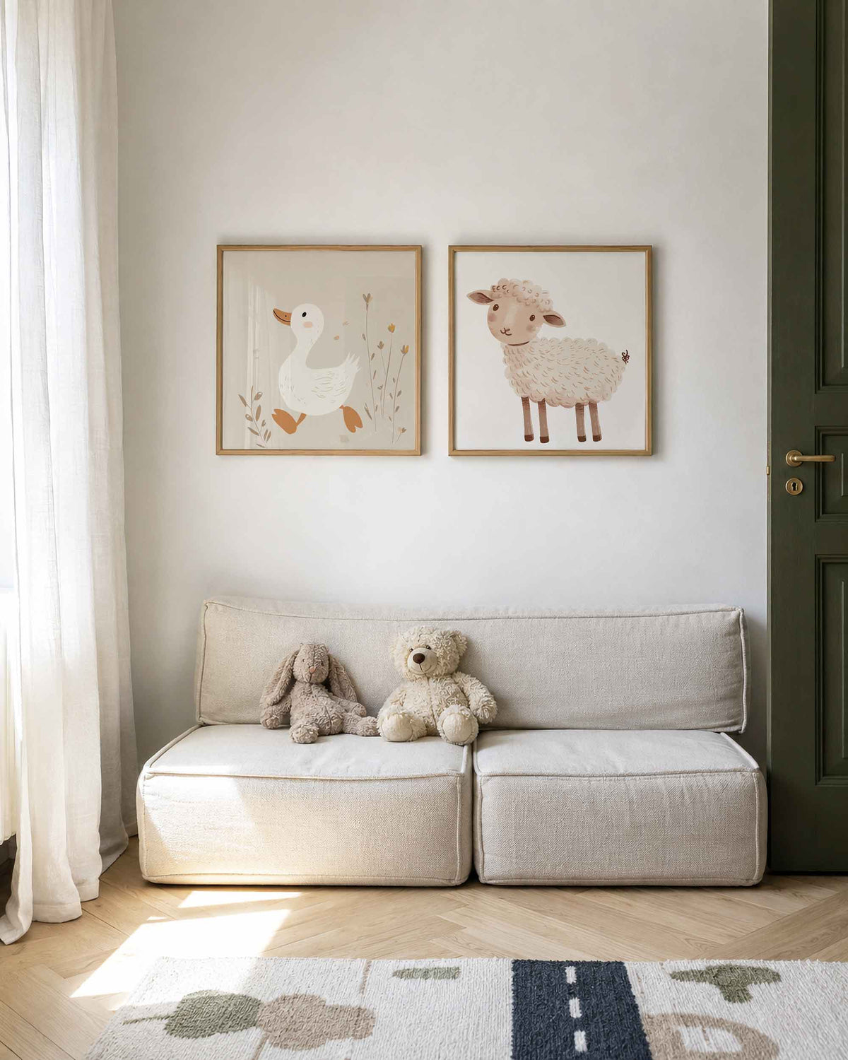 Interieurpresentatie van een tweedelige vierkante posterset met eend en schaap