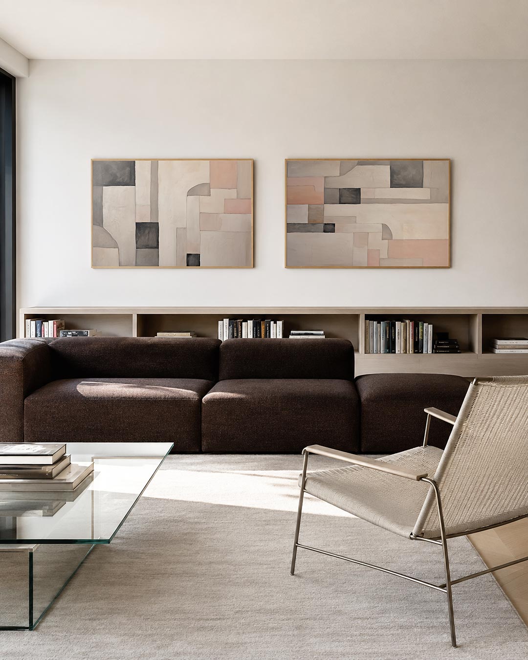 Tweedelige posterset met een spel van zachte kleuren en geometrische vormen, getoond in een interieur
