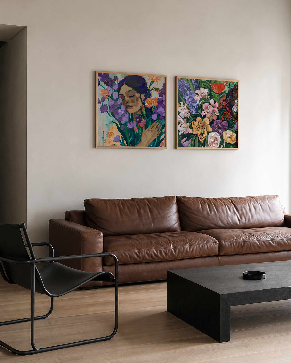 Interieurpresentatie van een tweedelige vierkante posterset met bloemenportret