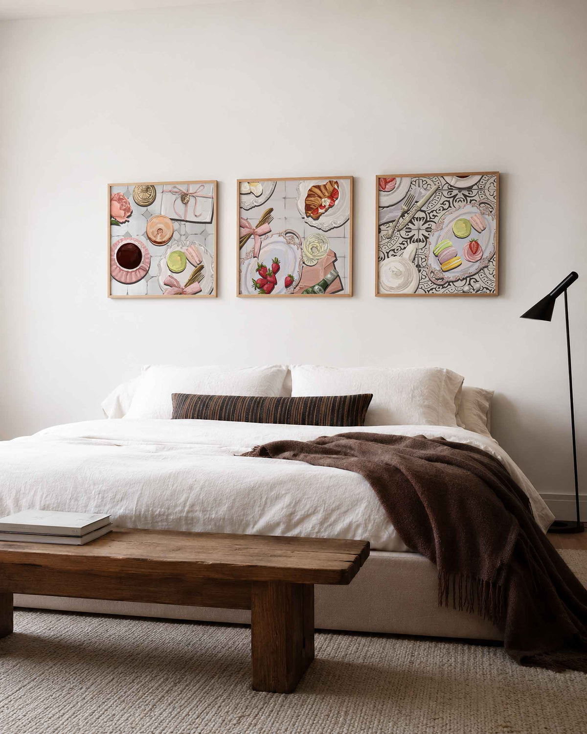Interieurpresentatie van een driedelige vierkante posterset met franse patisserie