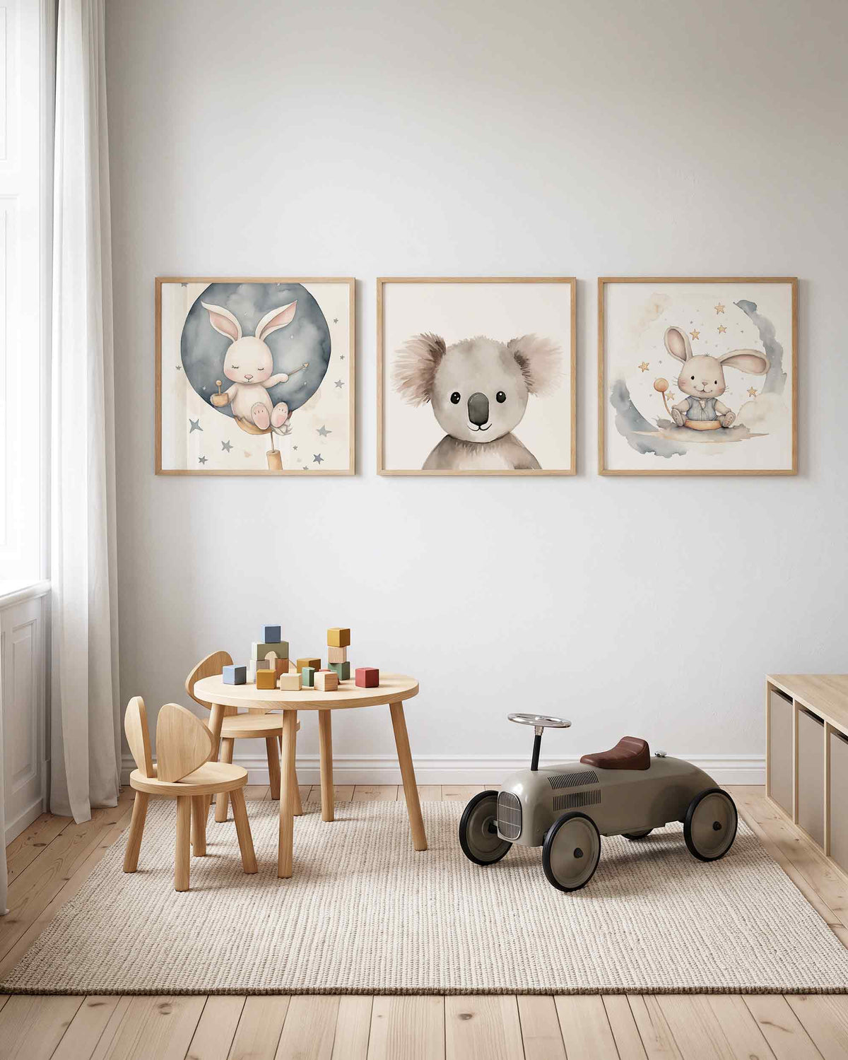 Interieurpresentatie van een driedelige vierkante posterset met dieren in de nacht