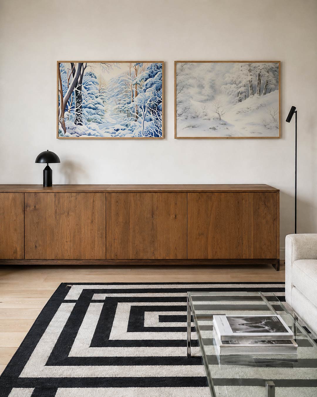 Twee liggende posters met een serene winterlandschap met golvende sneeuwbedekte bomen, aan de muur in een interieur