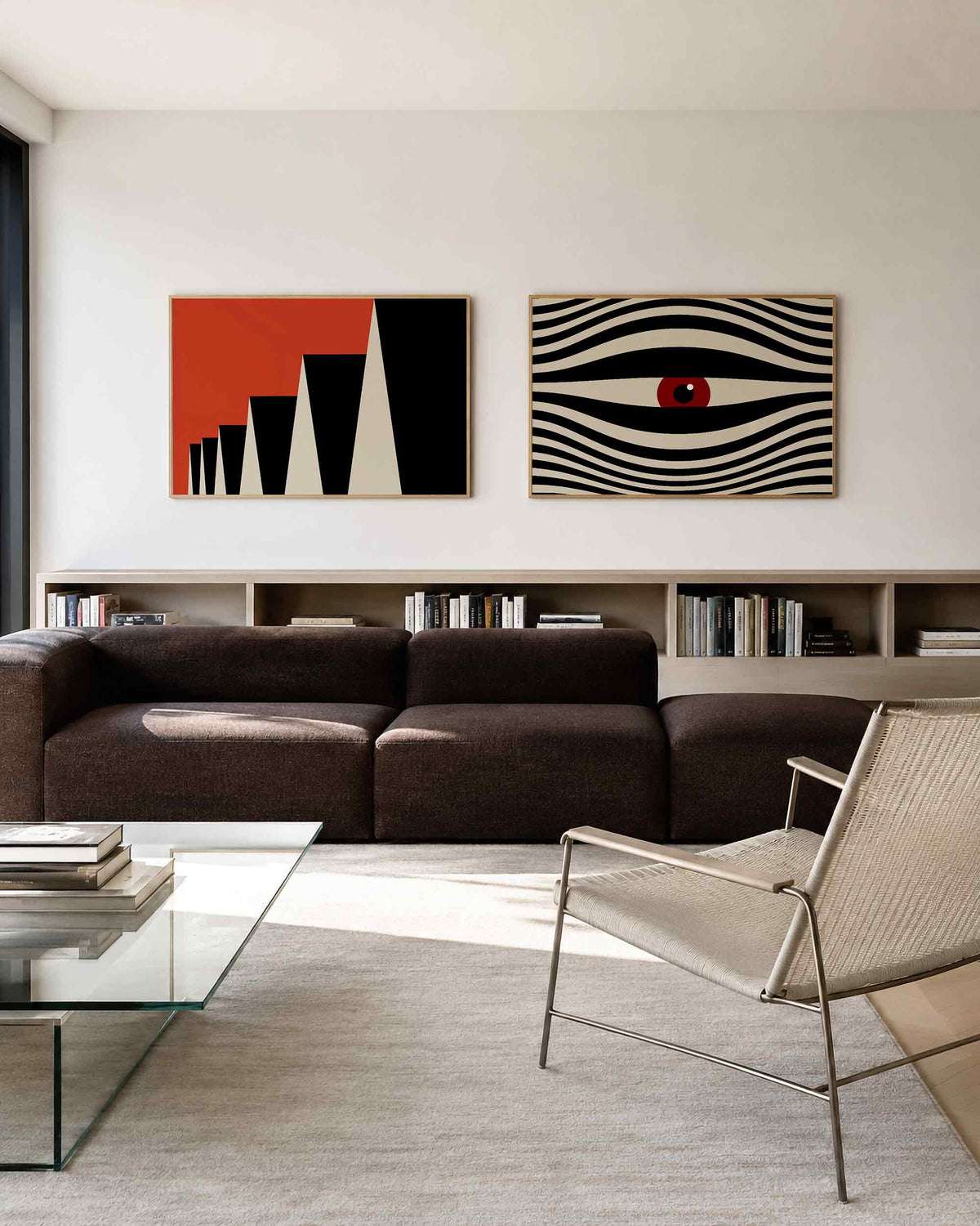 Interieurmockup van tweedelige landscape-posterset met terracotta trappen en golvend oog