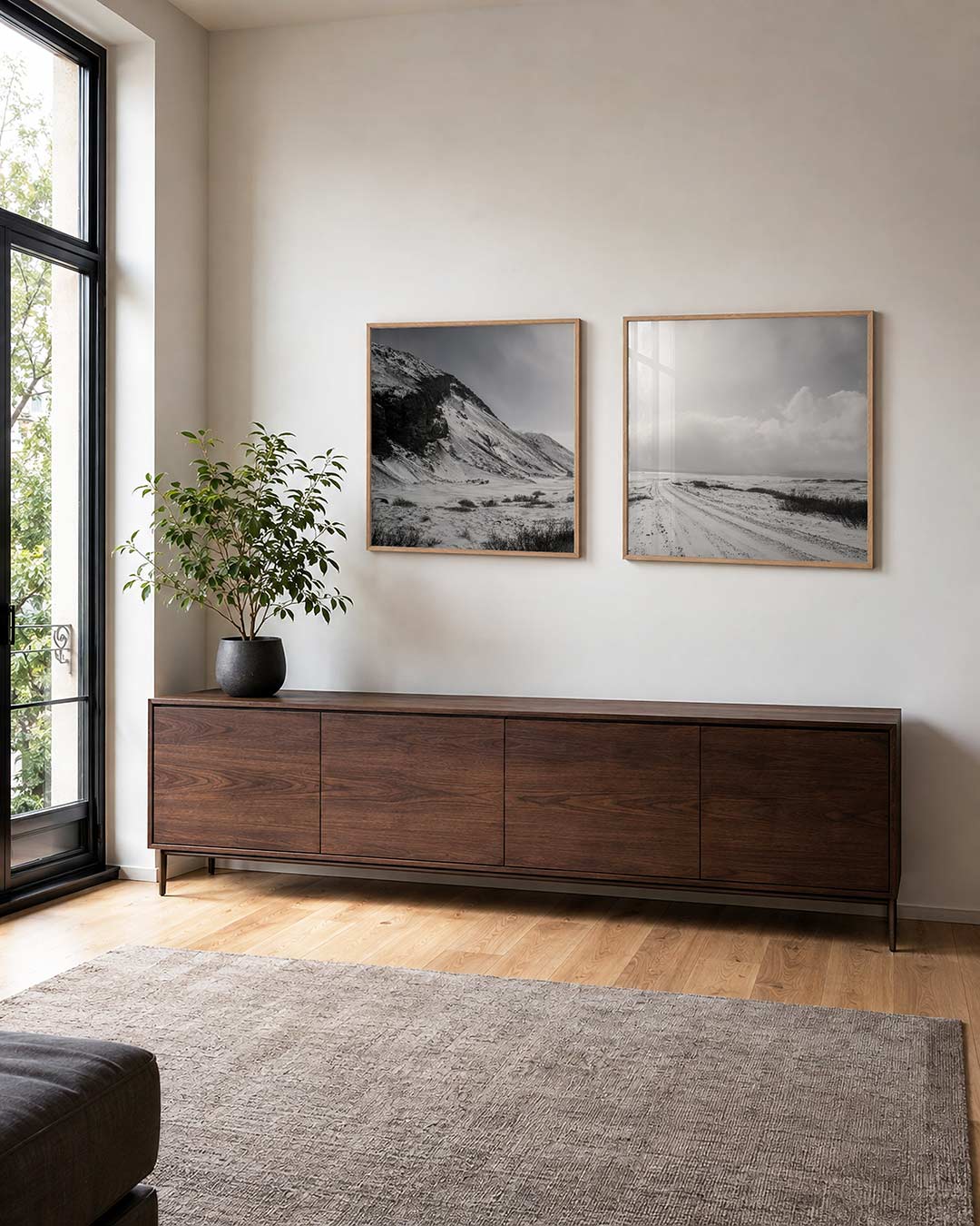 Interieur met vierkant fotografisch tweeluik stilte onder winterwolken – Gerald Emming