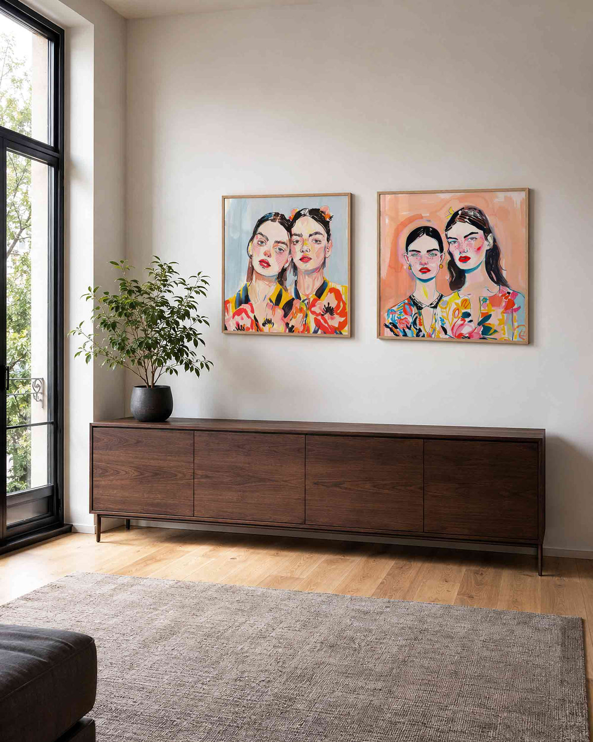 Interieurpresentatie van een tweedelige vierkante posterset met vrouwenportretten