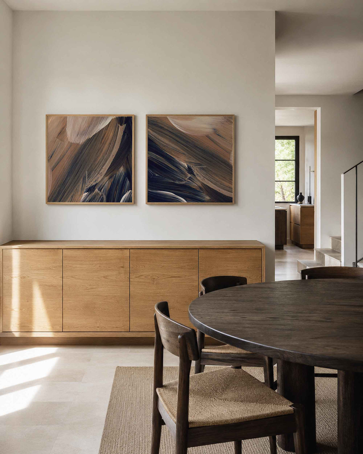 Interieurpresentatie van een tweedelige vierkante posterset met penseelstreken in beige en zwart
