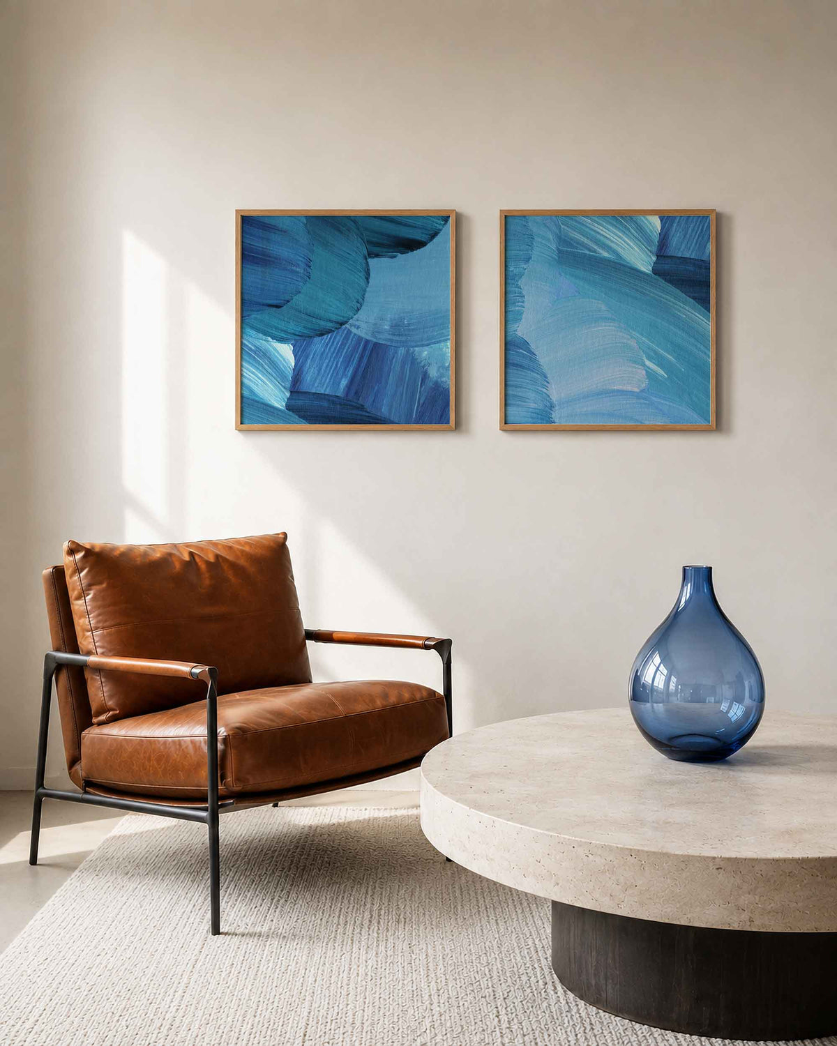 Interieurpresentatie van een tweedelige vierkante posterset met blauwe penseelstreken