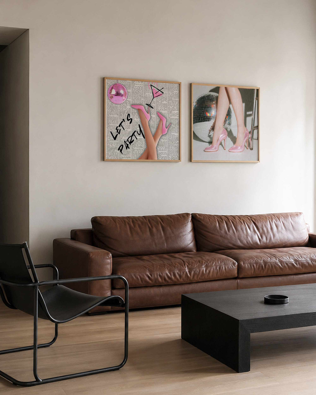 Interieurpresentatie van een tweedelige vierkante posterset met disco en roze pumps