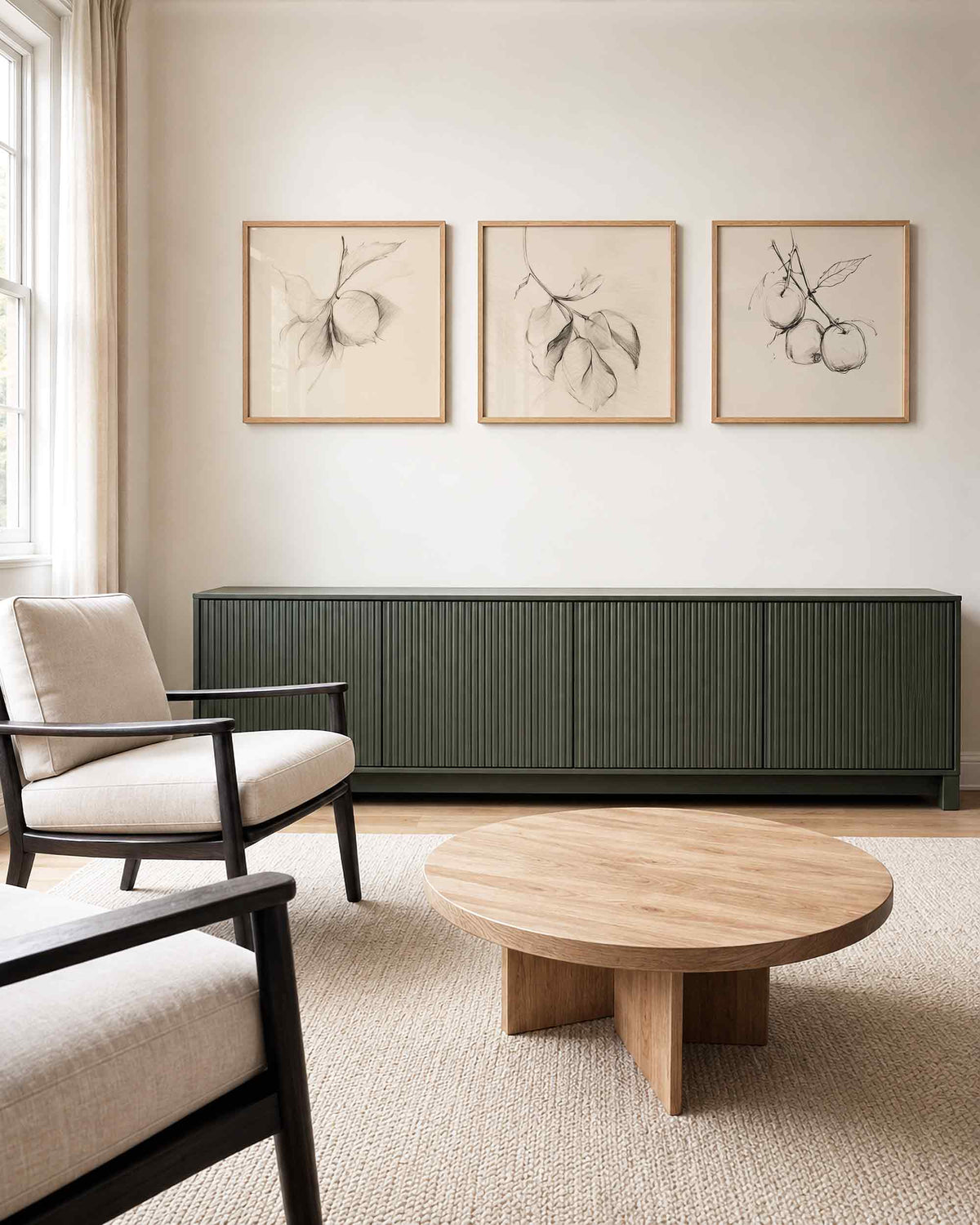 Interieurpresentatie van een driedelige vierkante posterset met botanische potloodtekeningen