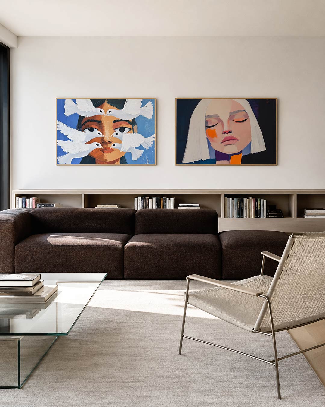 Twee liggende posters met een gezicht met grote ogen omringd door witte vogels, aan de muur in een interieur