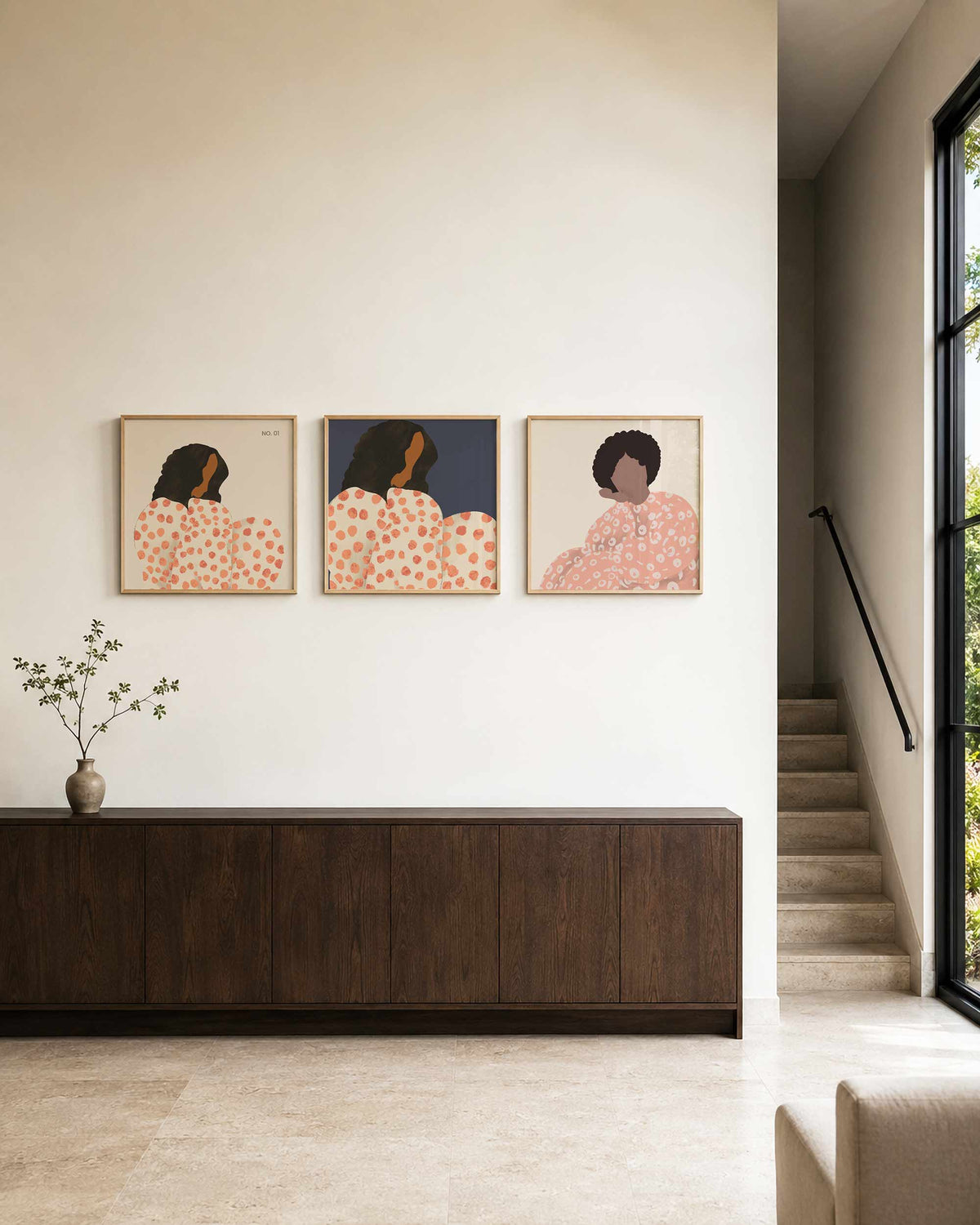 Interieurpresentatie van een driedelige vierkante posterset met portretten met stippen