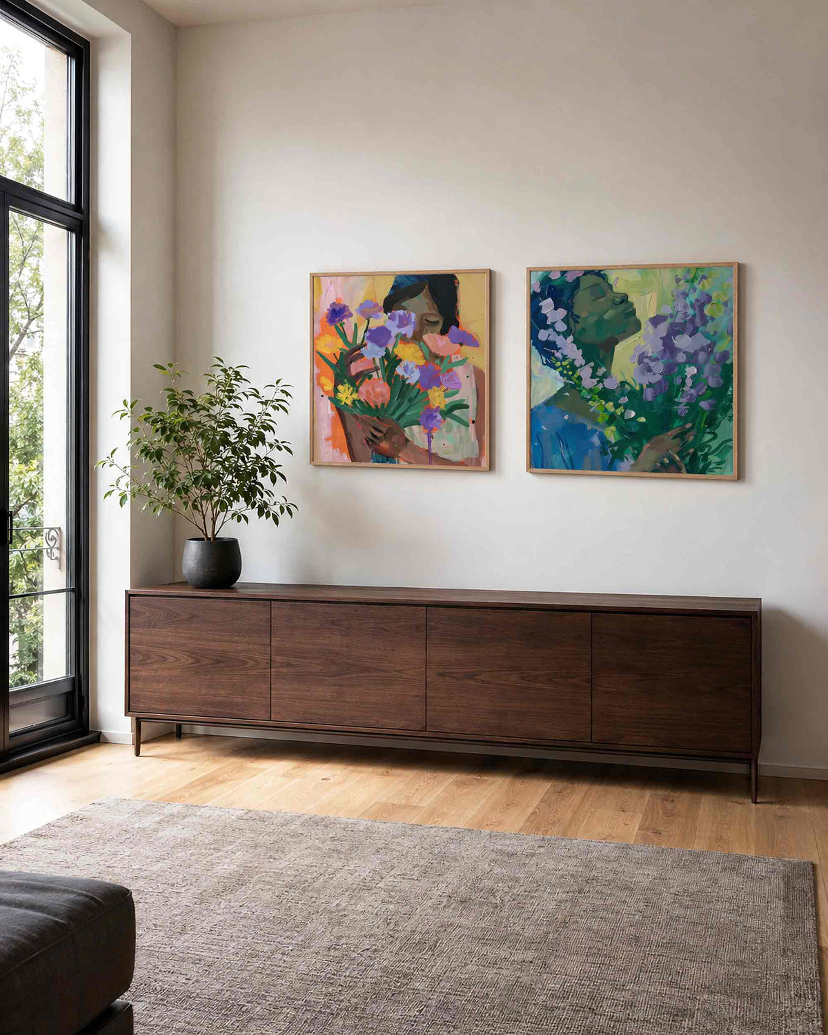 Interieurpresentatie van een tweedelige vierkante posterset met vrouwenportretten met bloemen