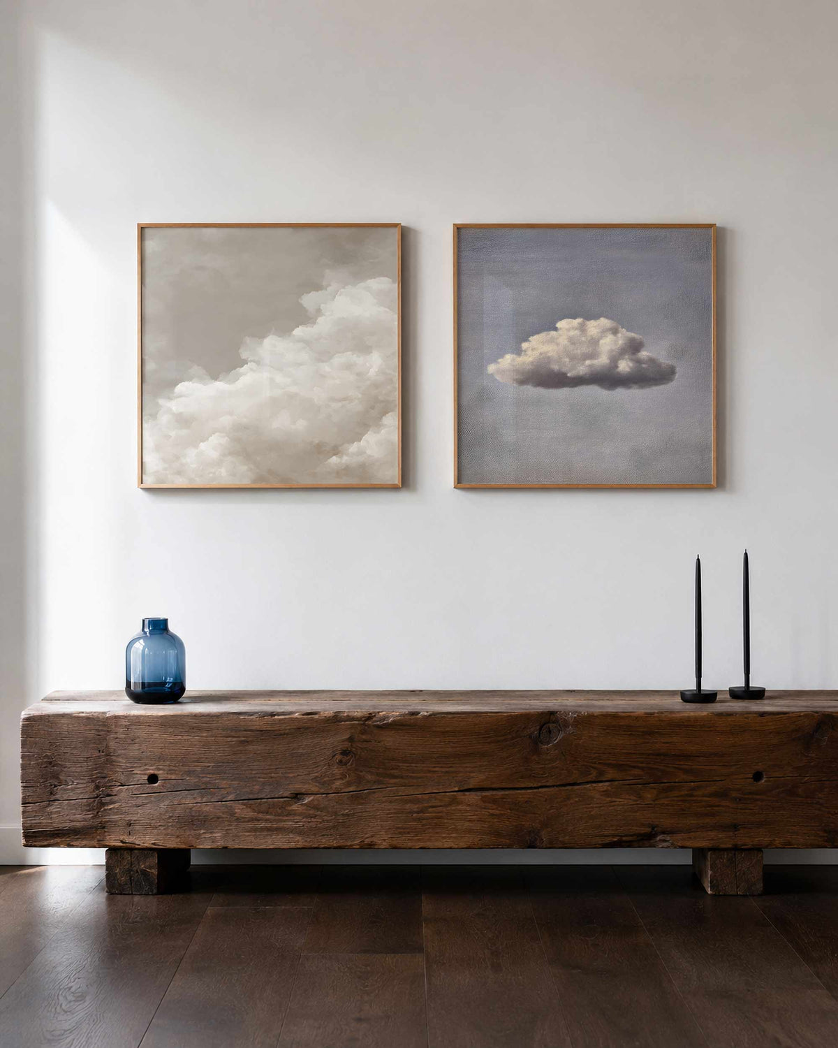 Interieurpresentatie van een tweedelige vierkante posterset met wolkenlucht