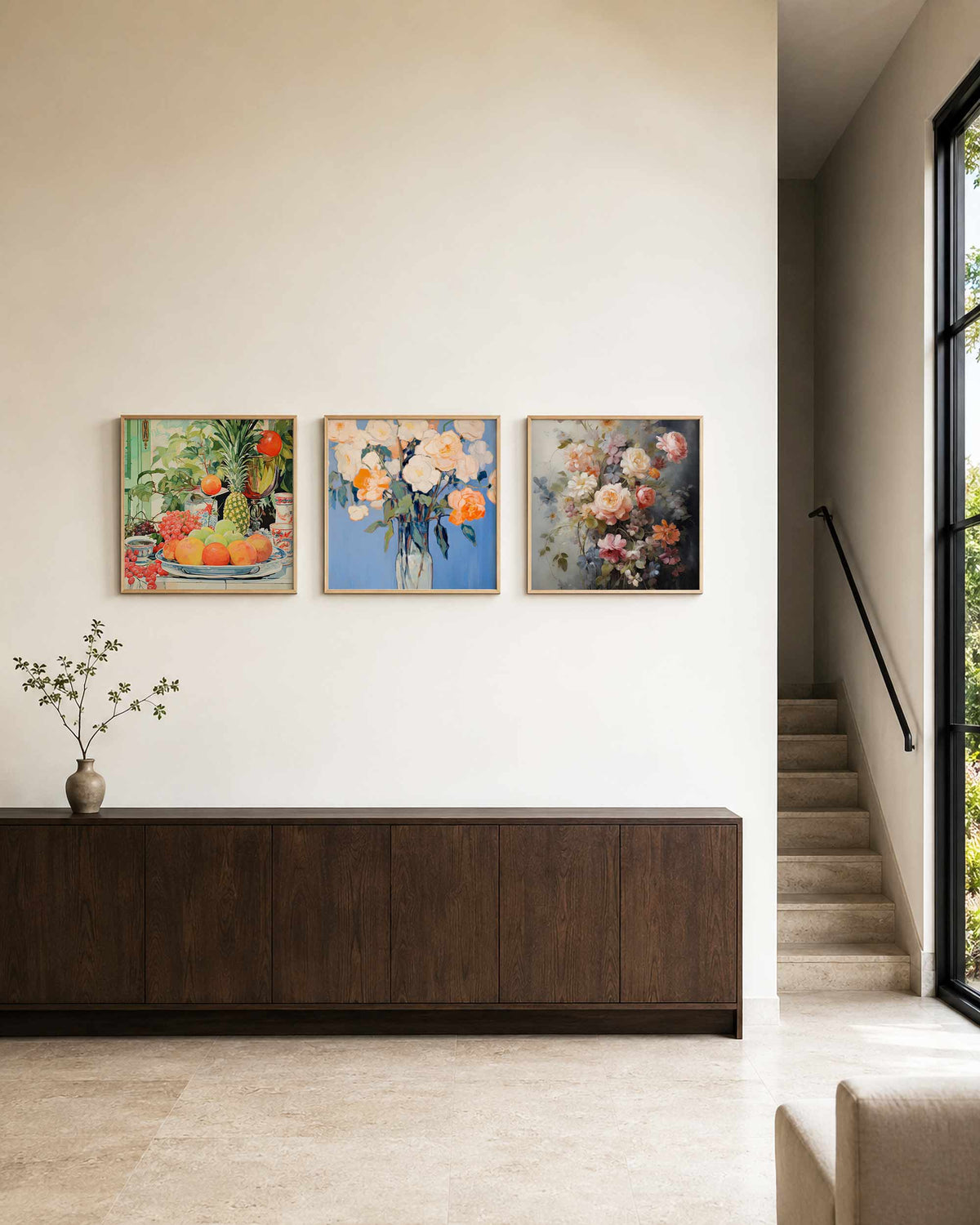 Interieurpresentatie van een driedelige vierkante posterset met bloemen en fruit