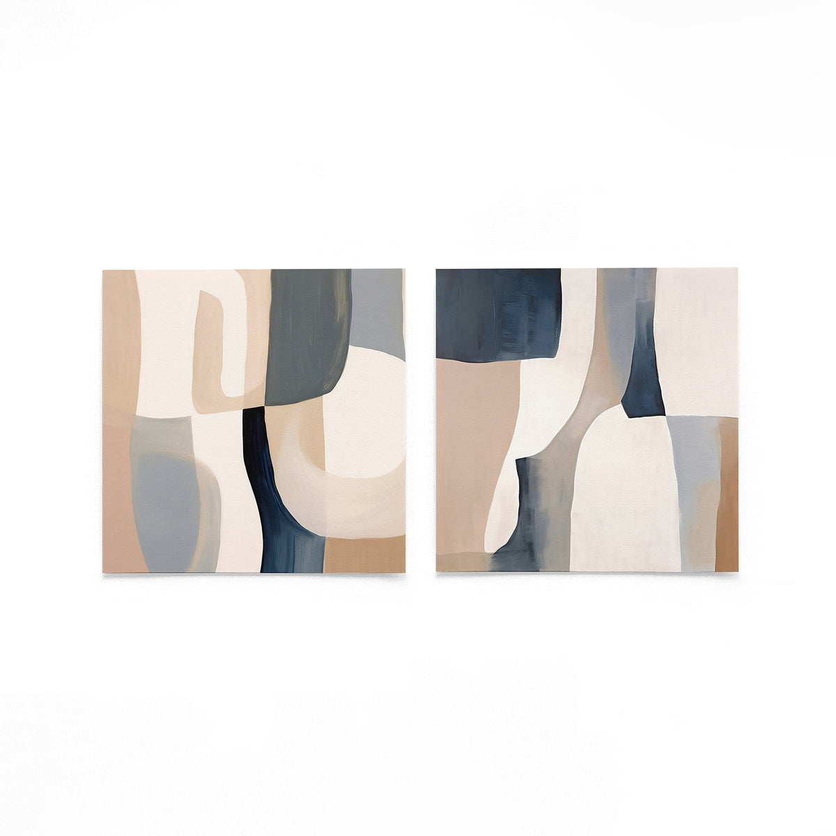 Twee vierkante posters met vormen in beige en blauw op een gebroken witte achtergrond