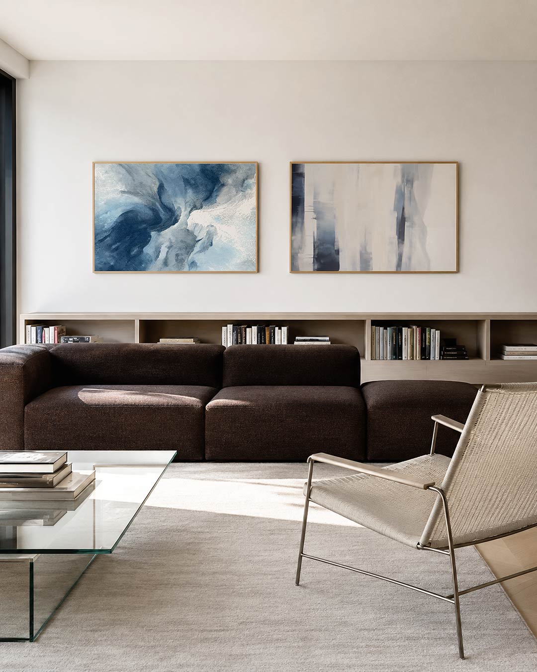 Twee liggende posters met vloeiende lijnen en zachte kleurverlopen in blauw- en grijstinten, aan de muur in een interieur