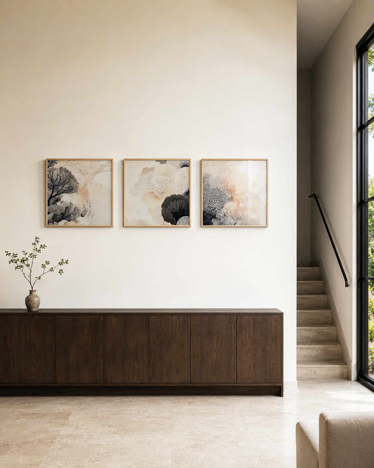 Interieurpresentatie van een driedelige vierkante posterset met abstracte koraalstructuren