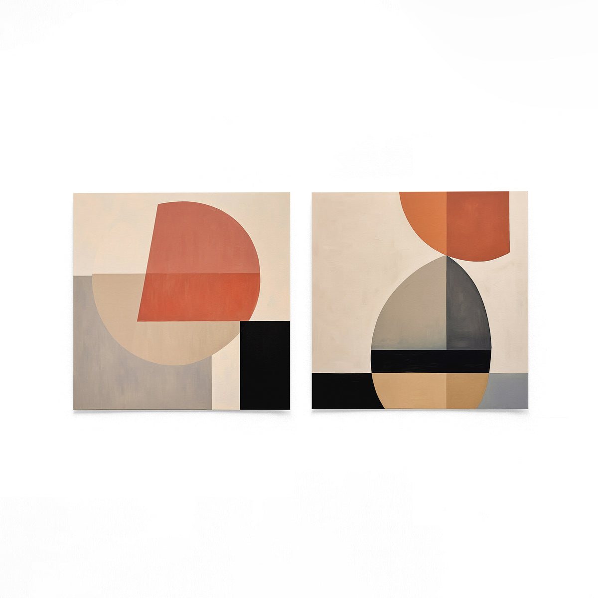 Twee vierkante posters met terracotta en vormen op een gebroken witte achtergrond