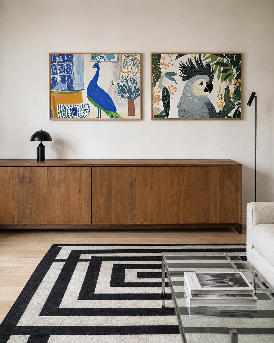Twee liggende posters met een levendige pauw in blauw en groen, aan de muur in een interieur