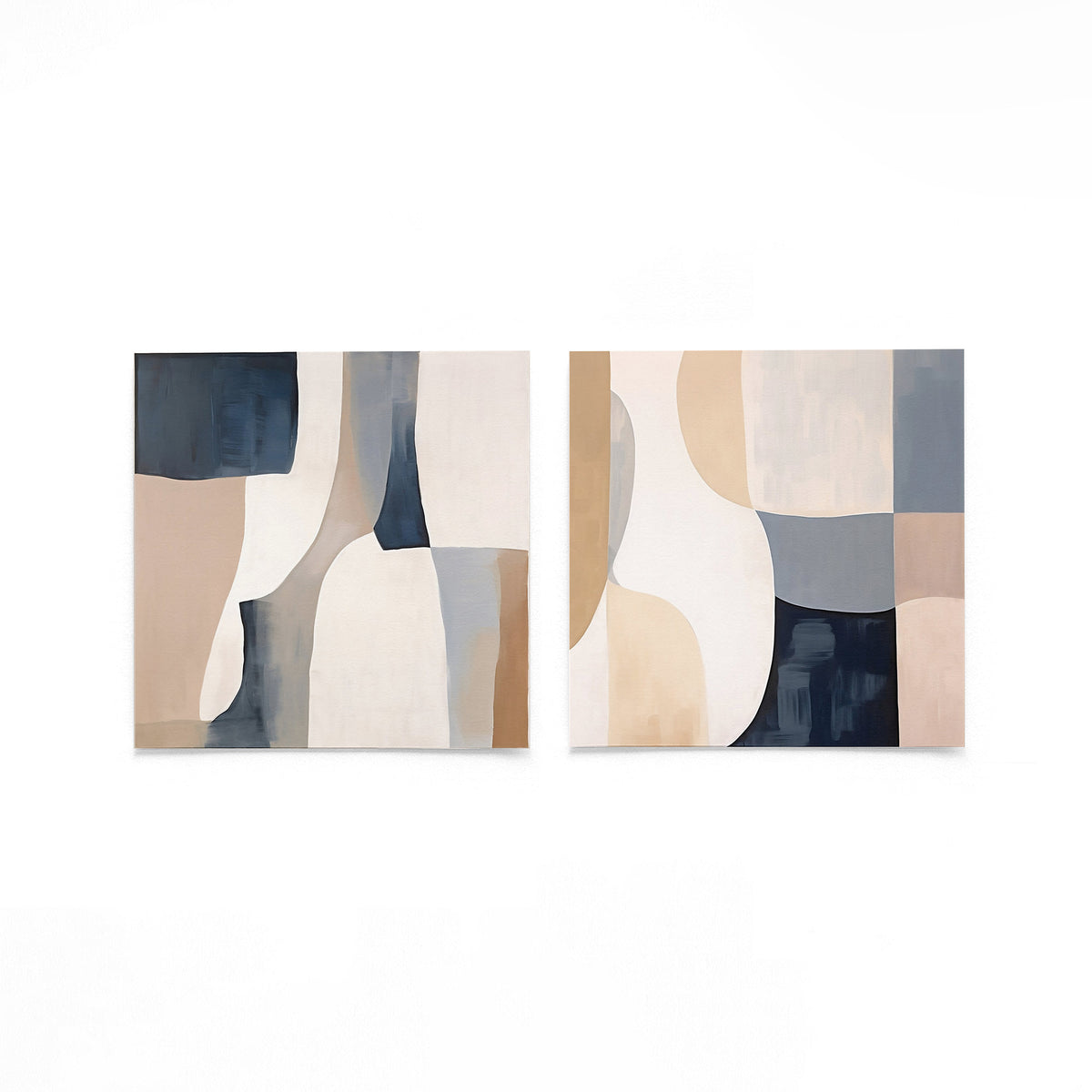 Twee vierkante posters met blauwe beige vlakken op een gebroken witte achtergrond