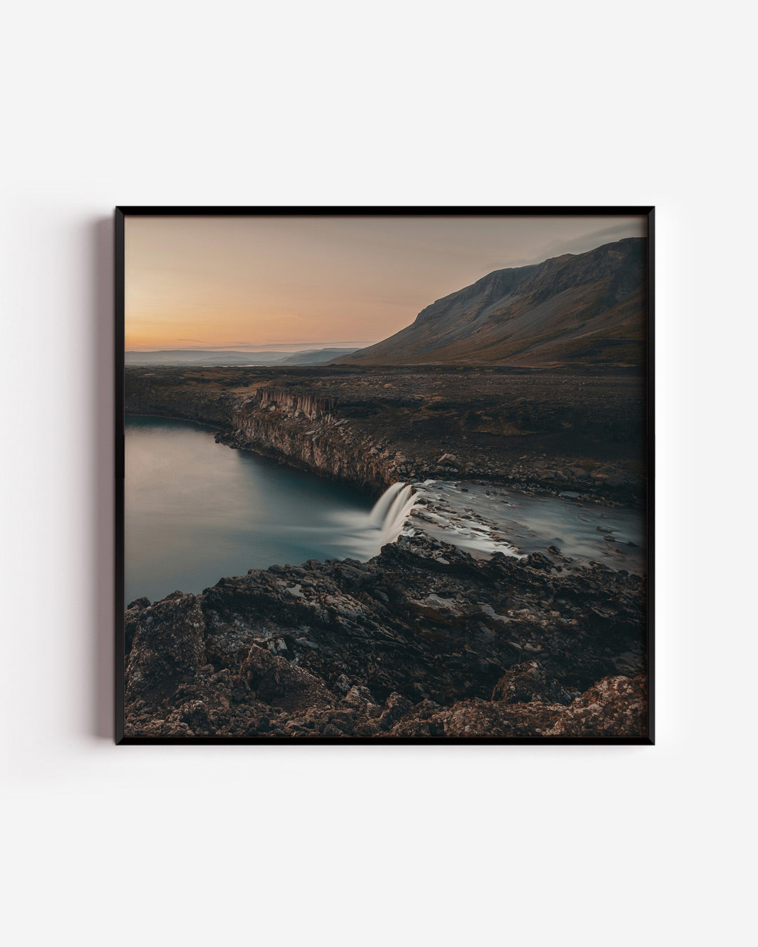 Rustige waterval landschap Poster