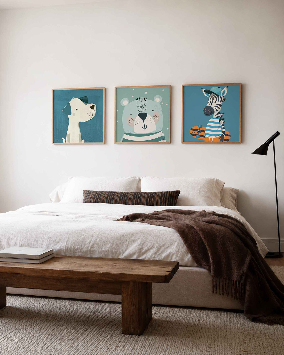 Interieurpresentatie van een driedelige vierkante posterset met dierenportretten