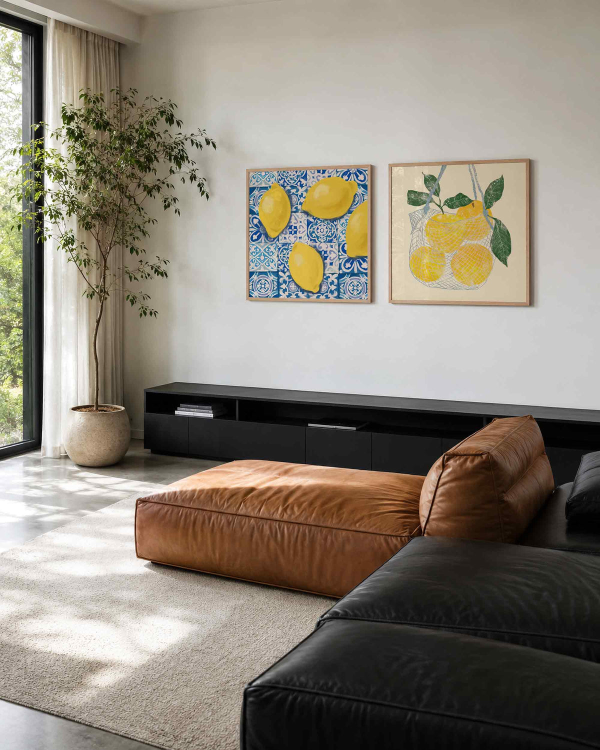 Interieurpresentatie van een tweedelige vierkante posterset met citroenen en bladeren