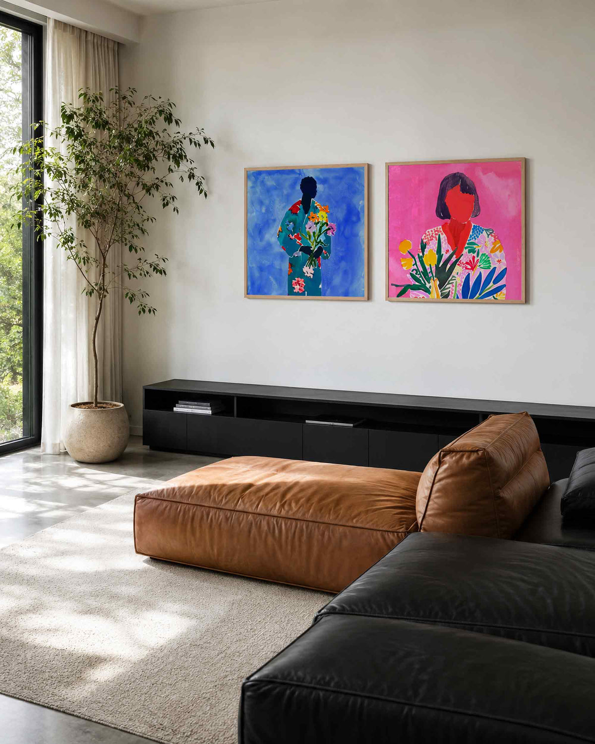 Interieurpresentatie van een tweedelige vierkante posterset met bloemenportretten