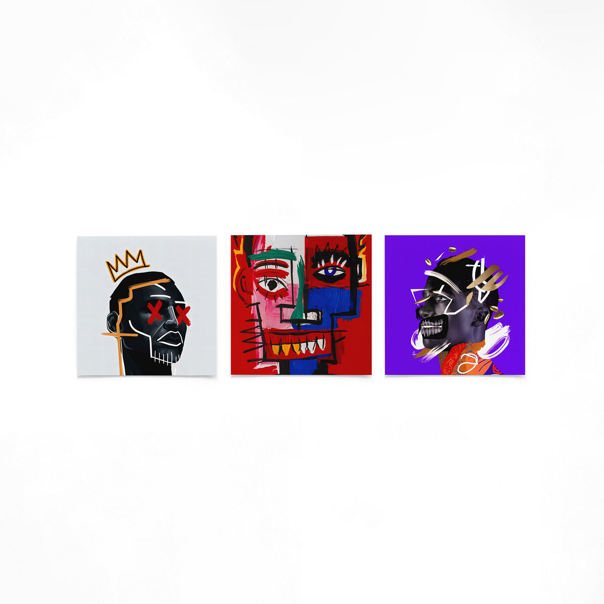 Drie vierkante posters met expressieve gezichten op een gebroken witte achtergrond