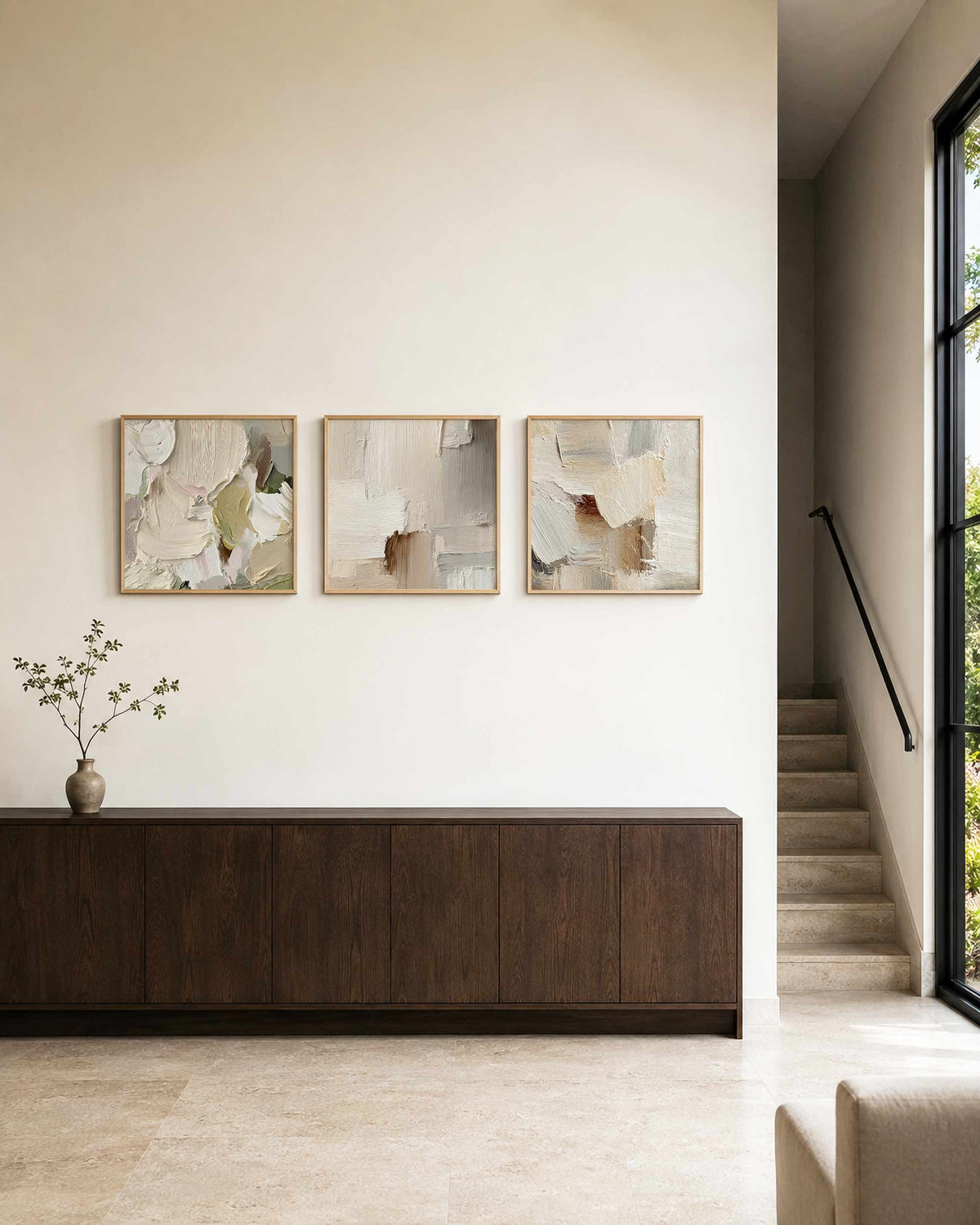 Interieurpresentatie van een driedelige vierkante posterset met abstracte verfstructuren