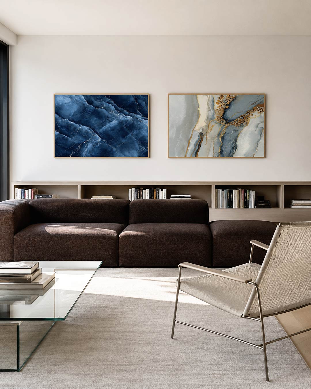 Twee liggende posters met een rijke textuur van diepblauwe en witte aders, aan de muur in een interieur