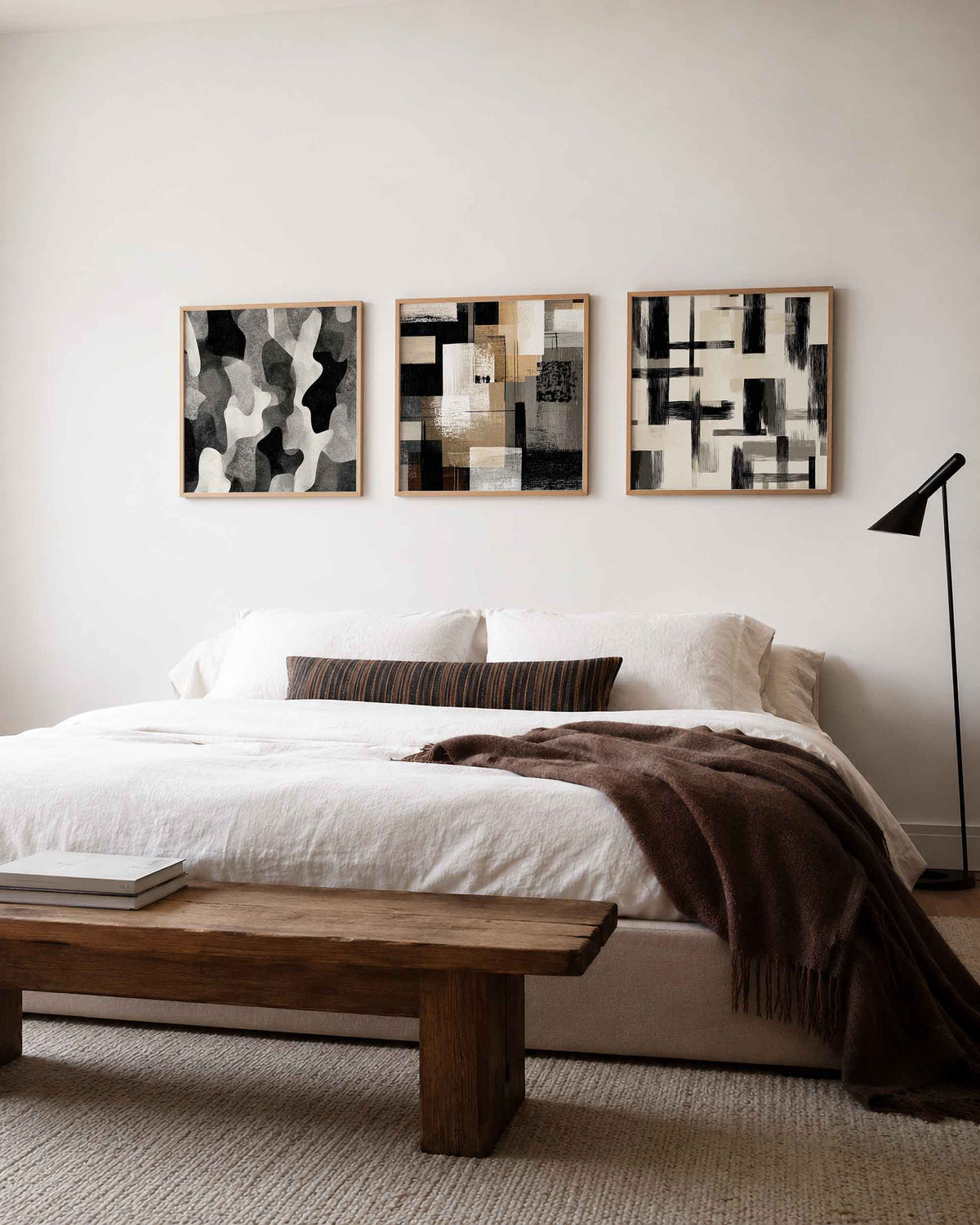 Interieurpresentatie van een driedelige vierkante posterset met abstracte zwart grijze