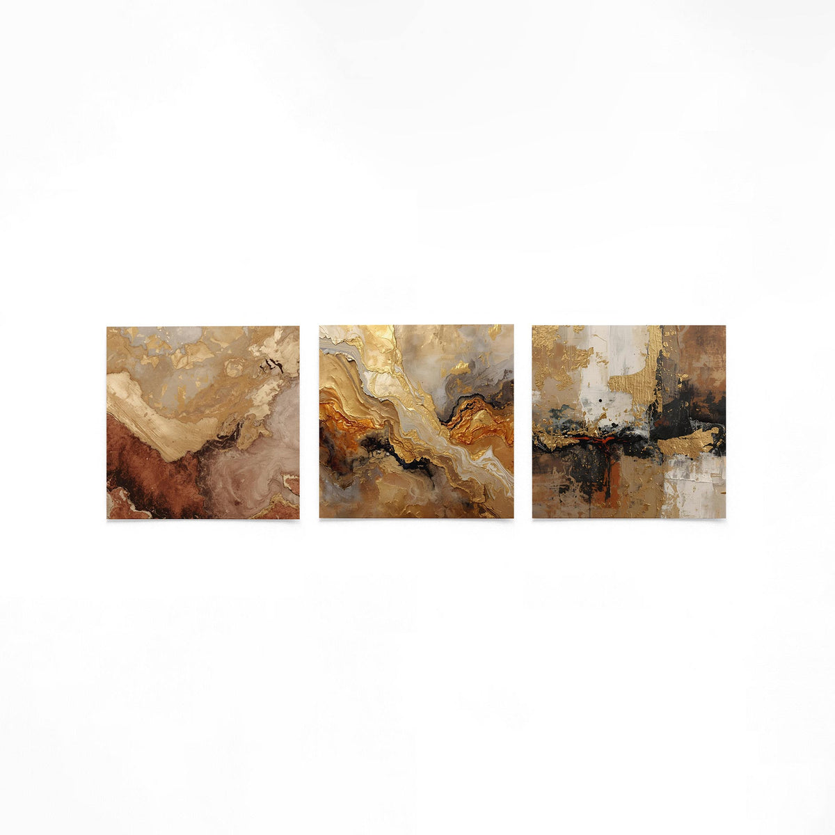 Drie vierkante posters met goudbruine abstracte kunst op een gebroken witte achtergrond