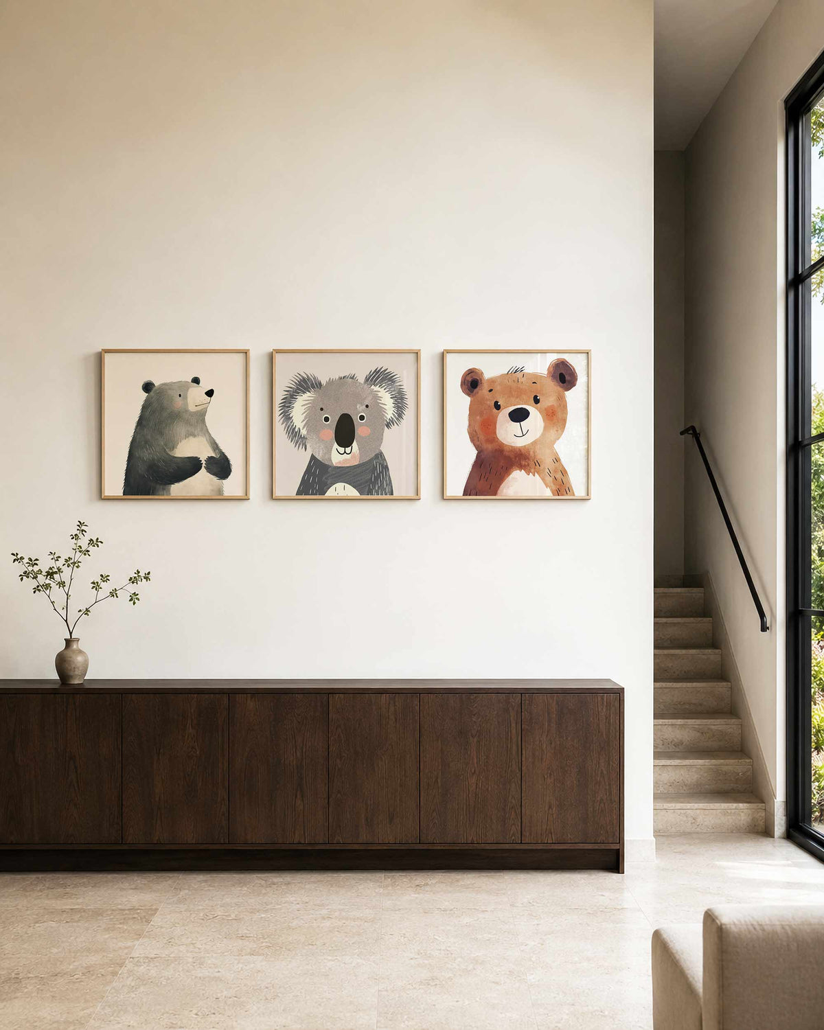 Interieurpresentatie van een driedelige vierkante posterset met berenportretten