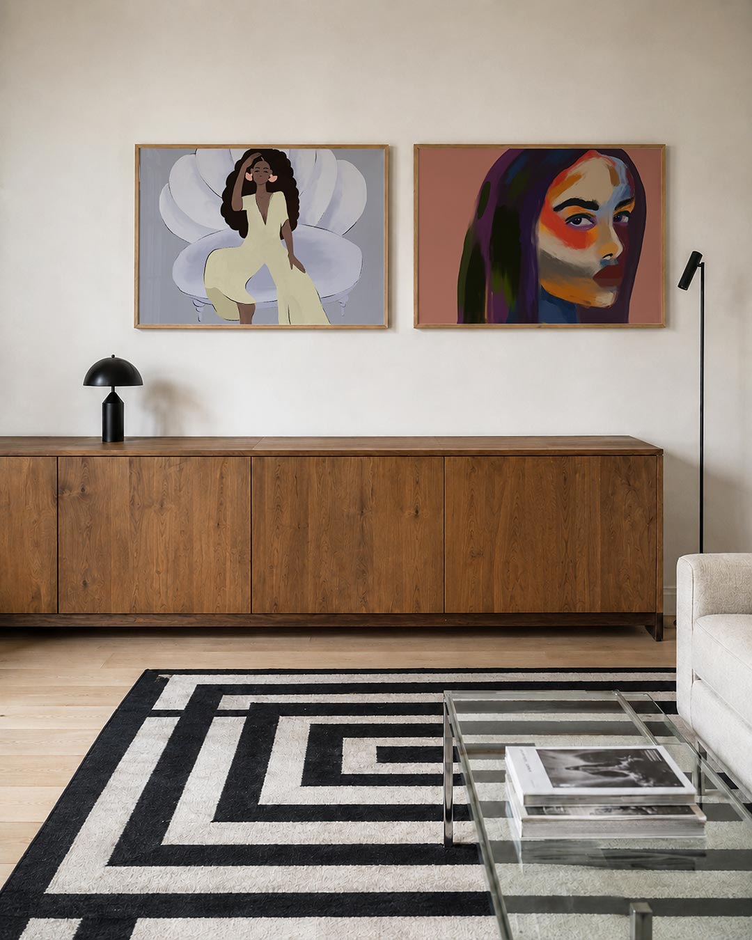 Twee liggende posters met een vrouw in een vloeiende, lichtgele jurk op een schelpvormige stoel, aan de muur in een interieur