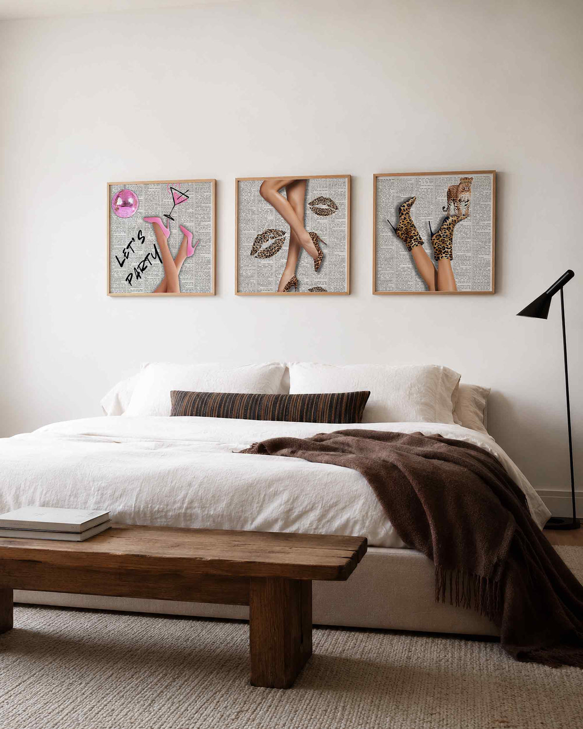 Interieurpresentatie van een driedelige vierkante posterset met new york glamour
