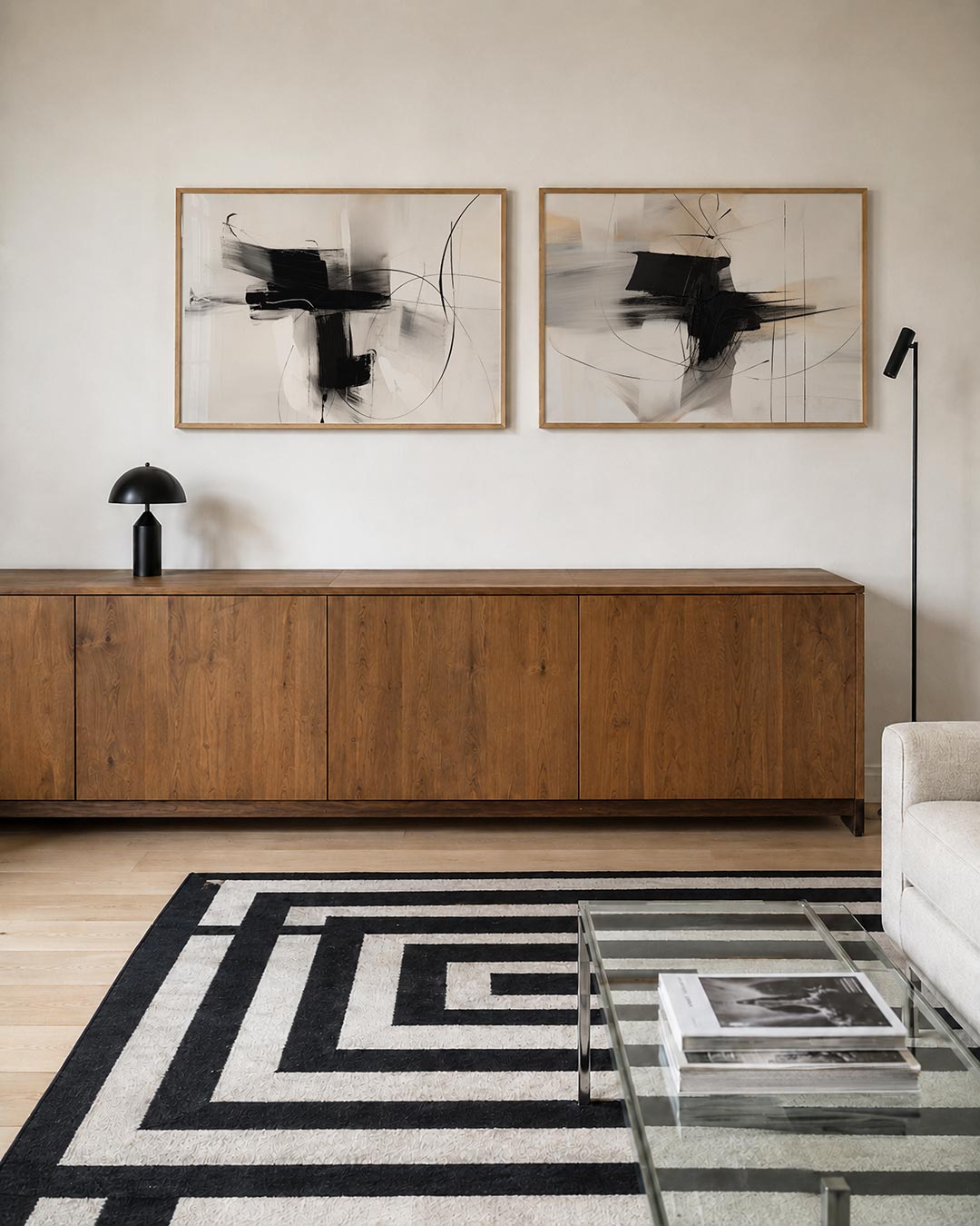 Twee liggende posters met deze compositie speelt met krachtige zwarte penseelstreken, aan de muur in een interieur