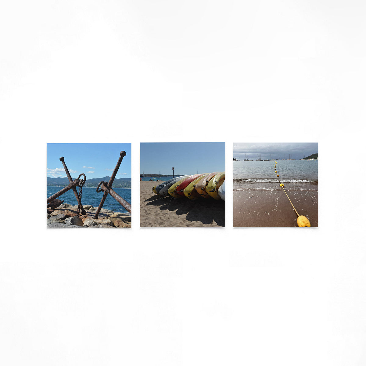 Productfoto van drie vierkante posters met aan zee en aanmeer – Gerald Emming