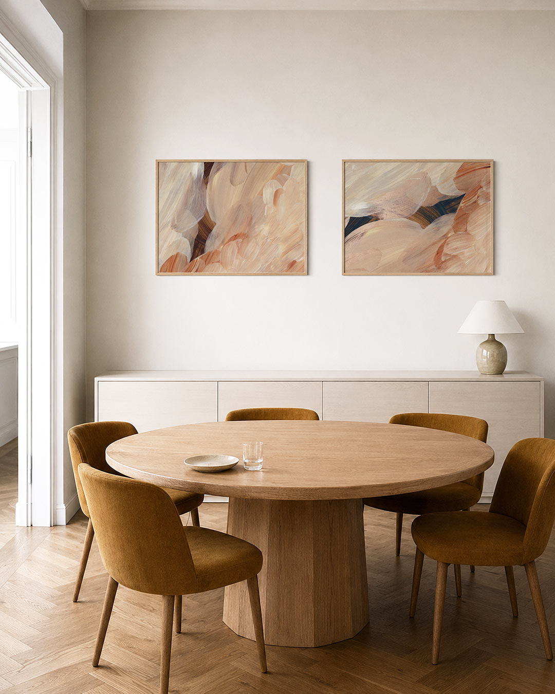 Tweedelige posterset met vloeiende penseelstreken in warme, aardse tinten, getoond in een interieur