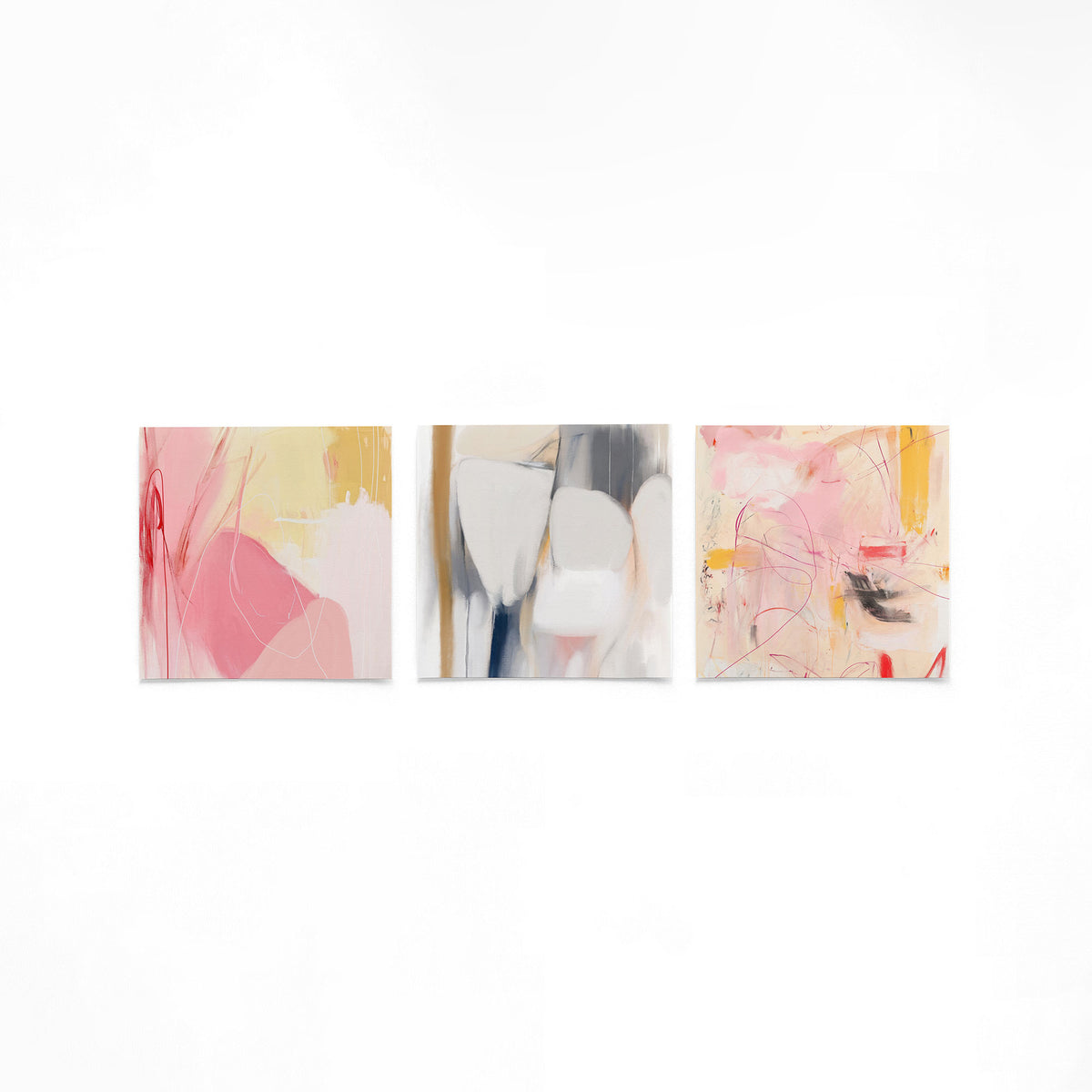 Drie vierkante posters met abstracte kleurencompositie op een gebroken witte achtergrond