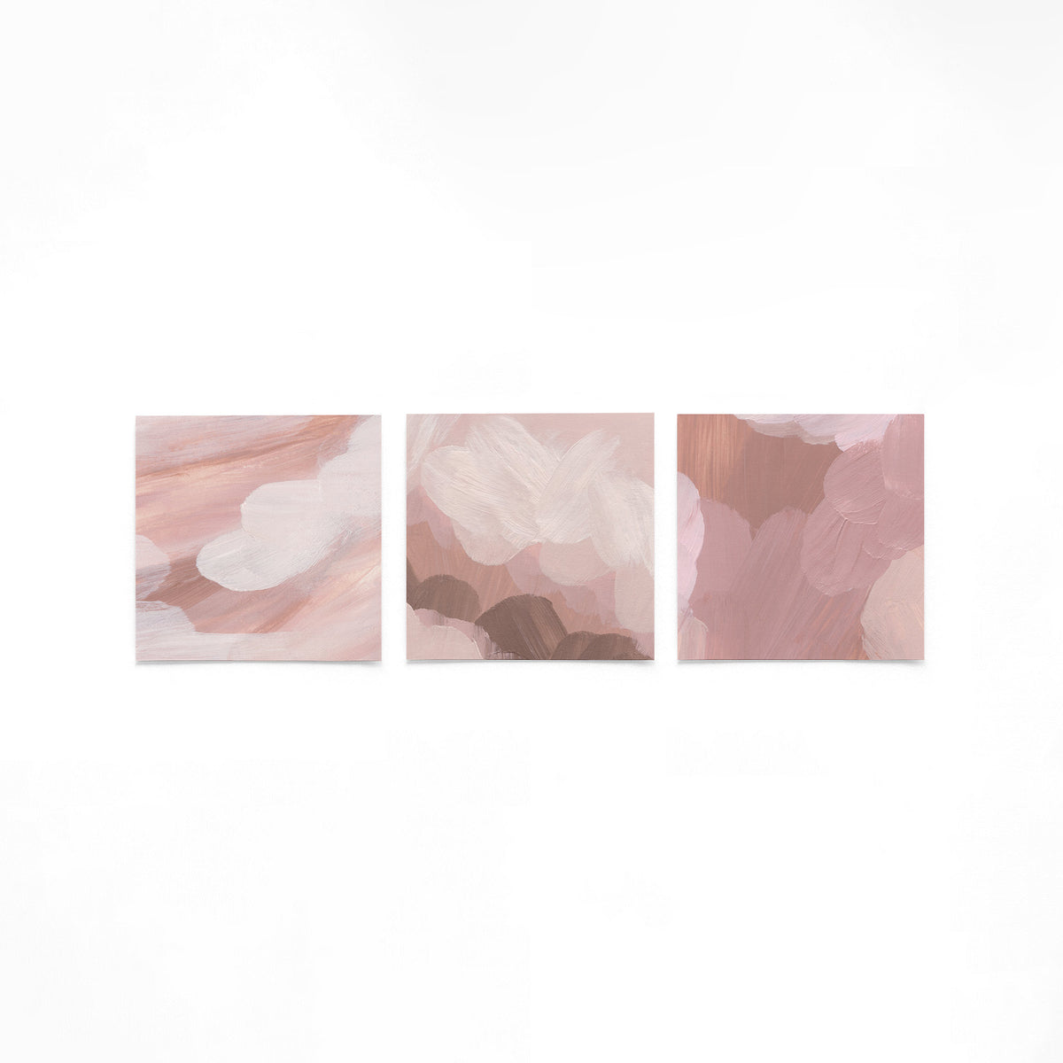 Drie vierkante posters met roze abstracte vormen op een gebroken witte achtergrond