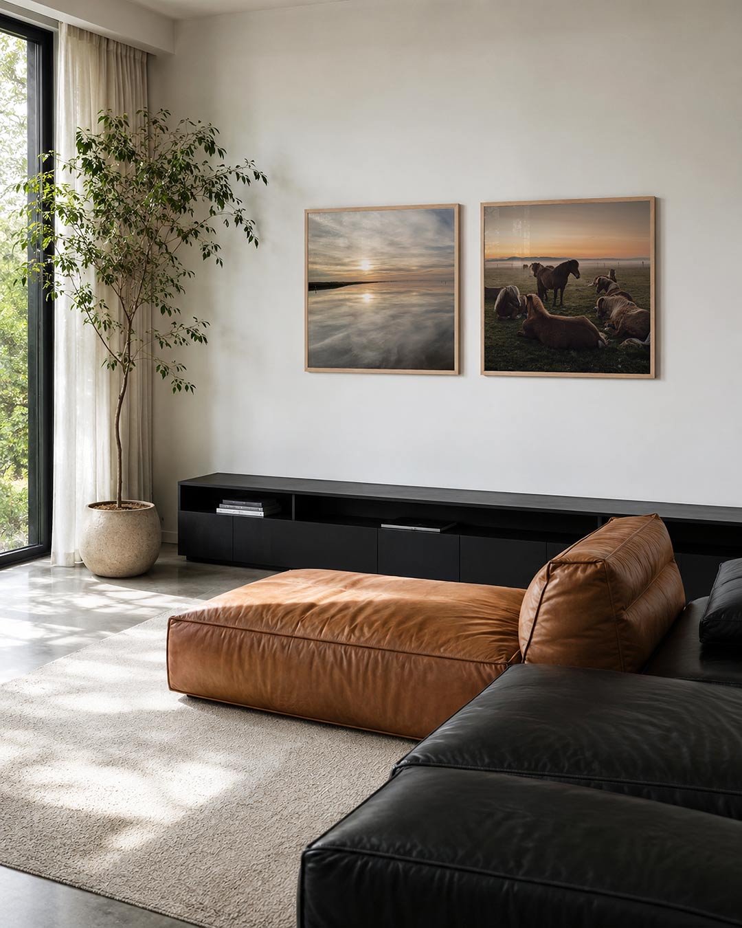 Interieur met vierkant fotografisch tweeluik stilte bij zonsopkomst – Gerald Emming