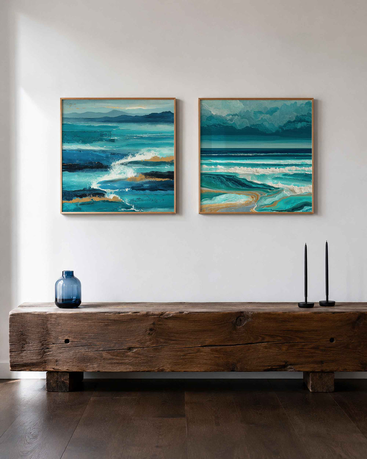 Interieurpresentatie van een tweedelige vierkante posterset met zee en golven