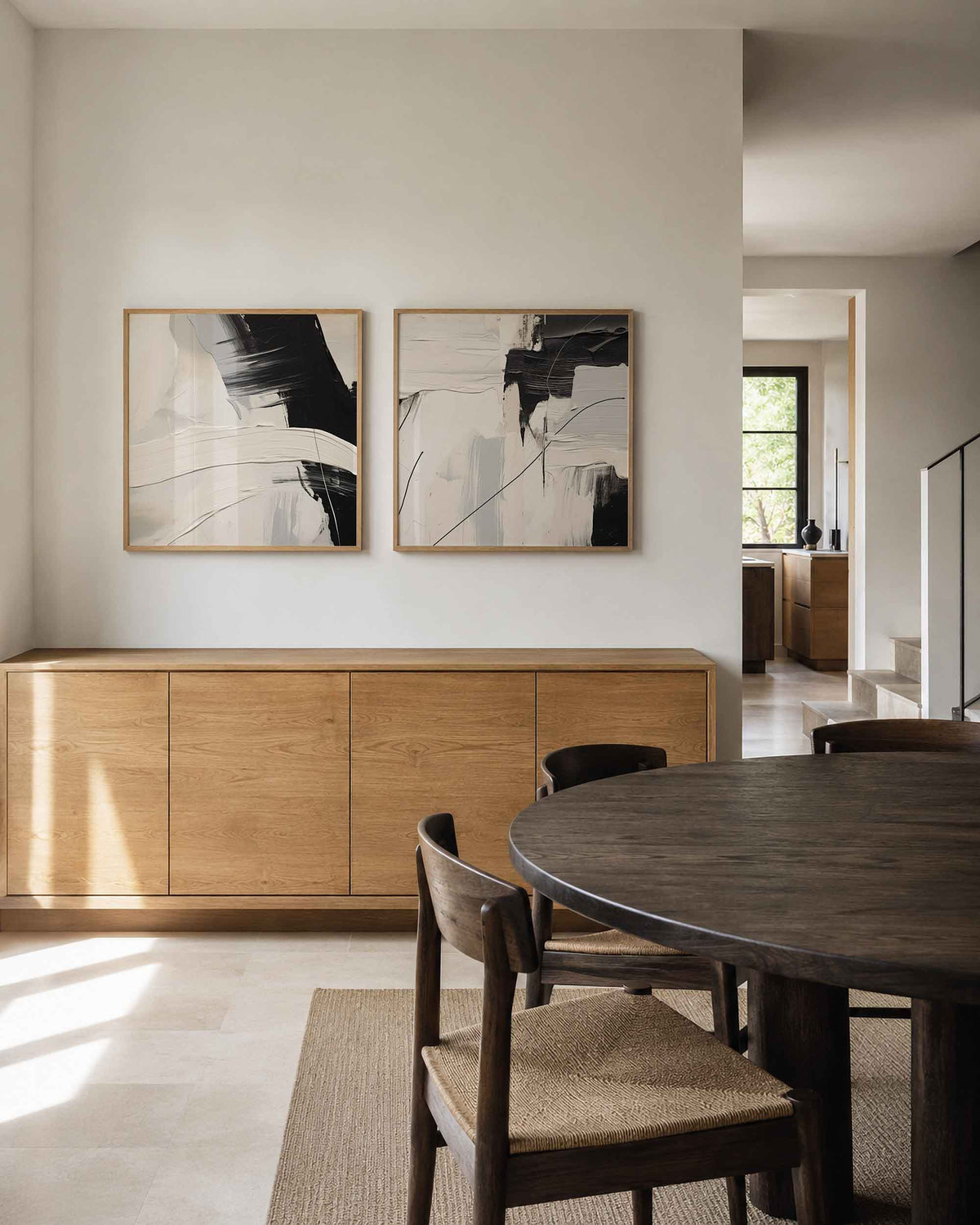 Interieurpresentatie van een tweedelige vierkante posterset met zwart witte verfstreken