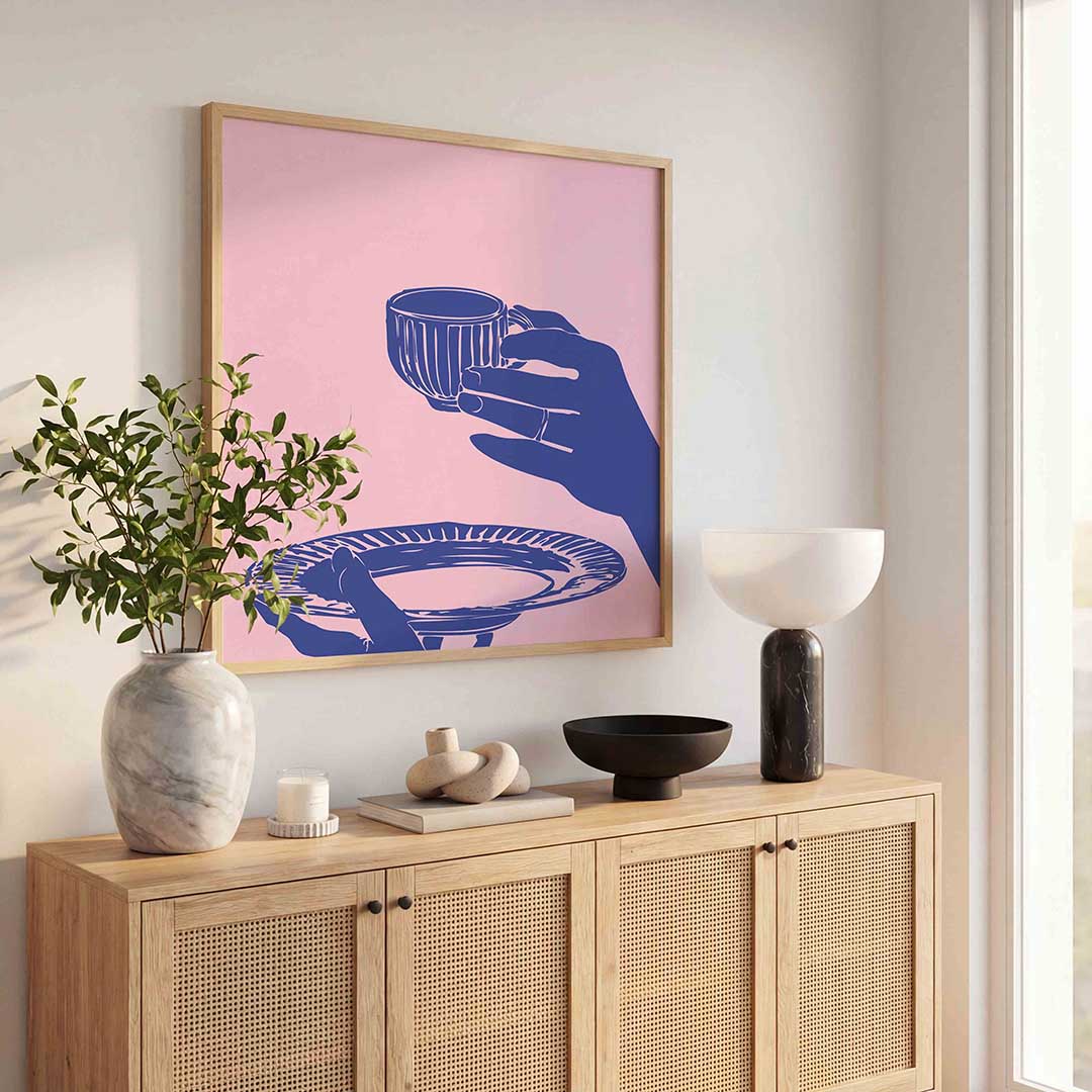 Handen met kop en schotel Poster