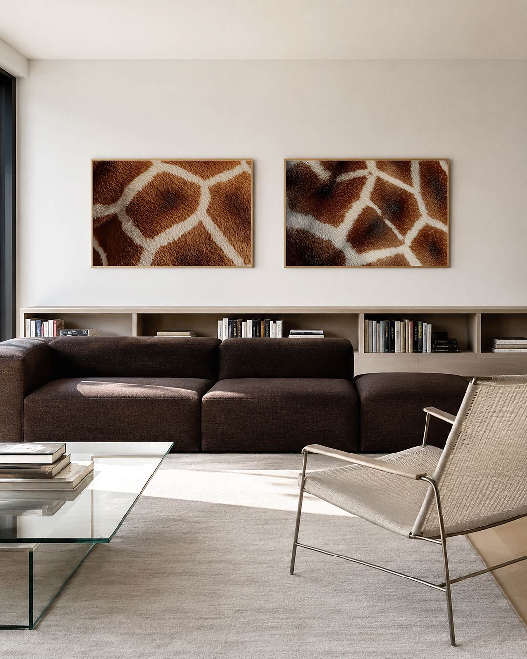 Twee liggende posters met een ritmisch patroon van bruine en witte vlakken, aan de muur in een interieur