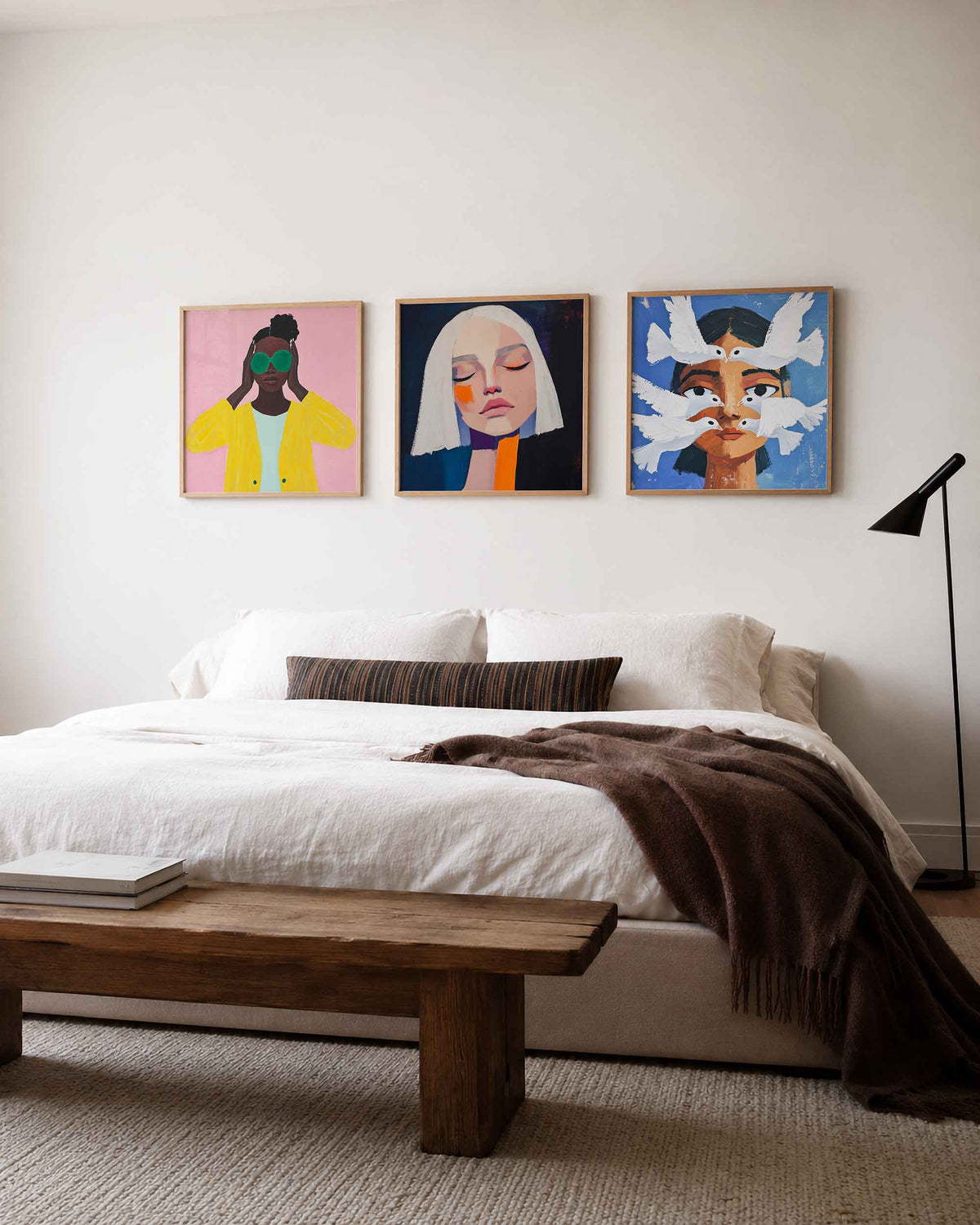 Interieurpresentatie van een driedelige vierkante posterset met vrouwengezichten porterset