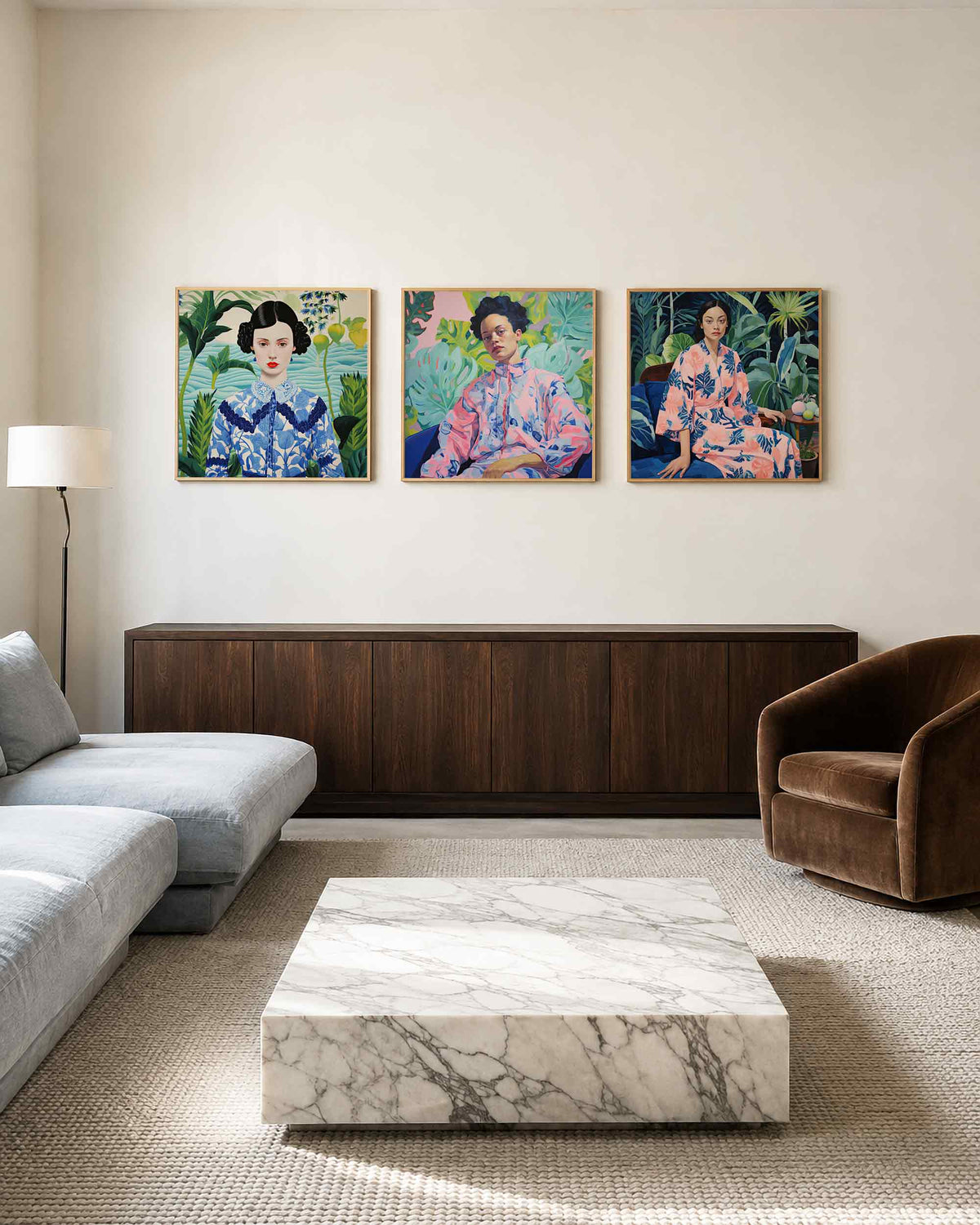 Interieurpresentatie van een driedelige vierkante posterset met vrouwenportretten in botanische tuinen
