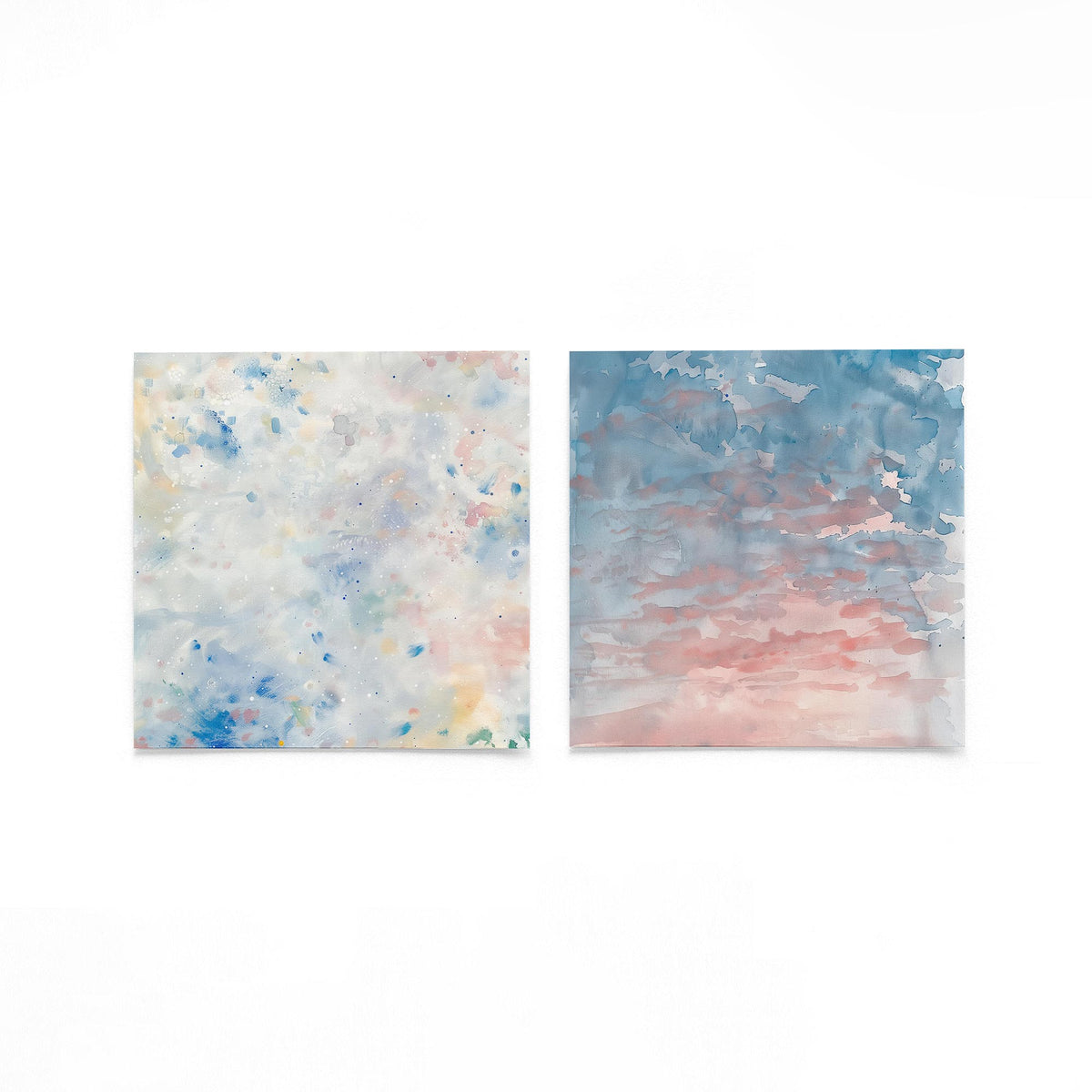 Twee vierkante posters met pastelkleurige verfspatten op een gebroken witte achtergrond