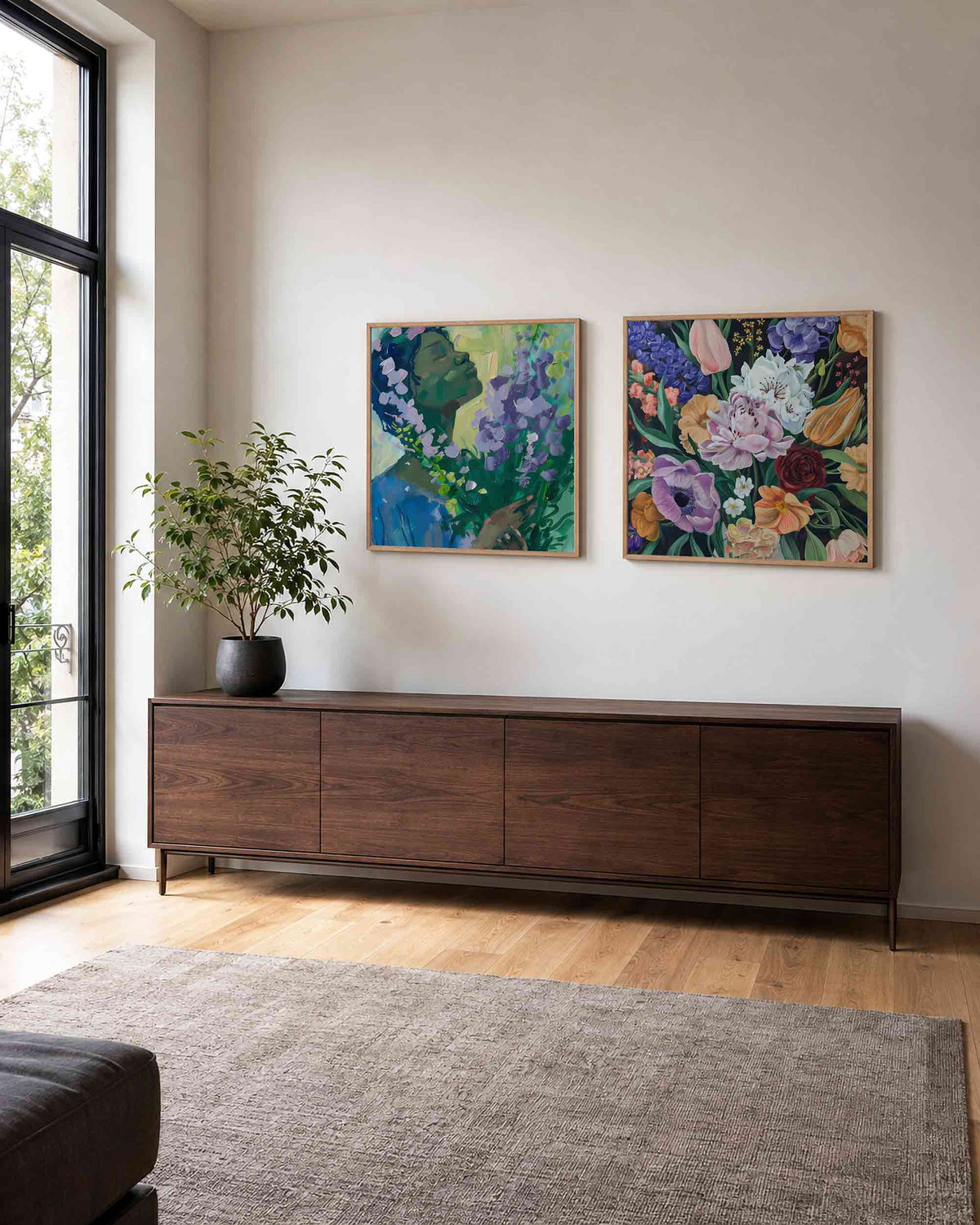 Interieurpresentatie van een tweedelige vierkante posterset met bloemen en verfstreken